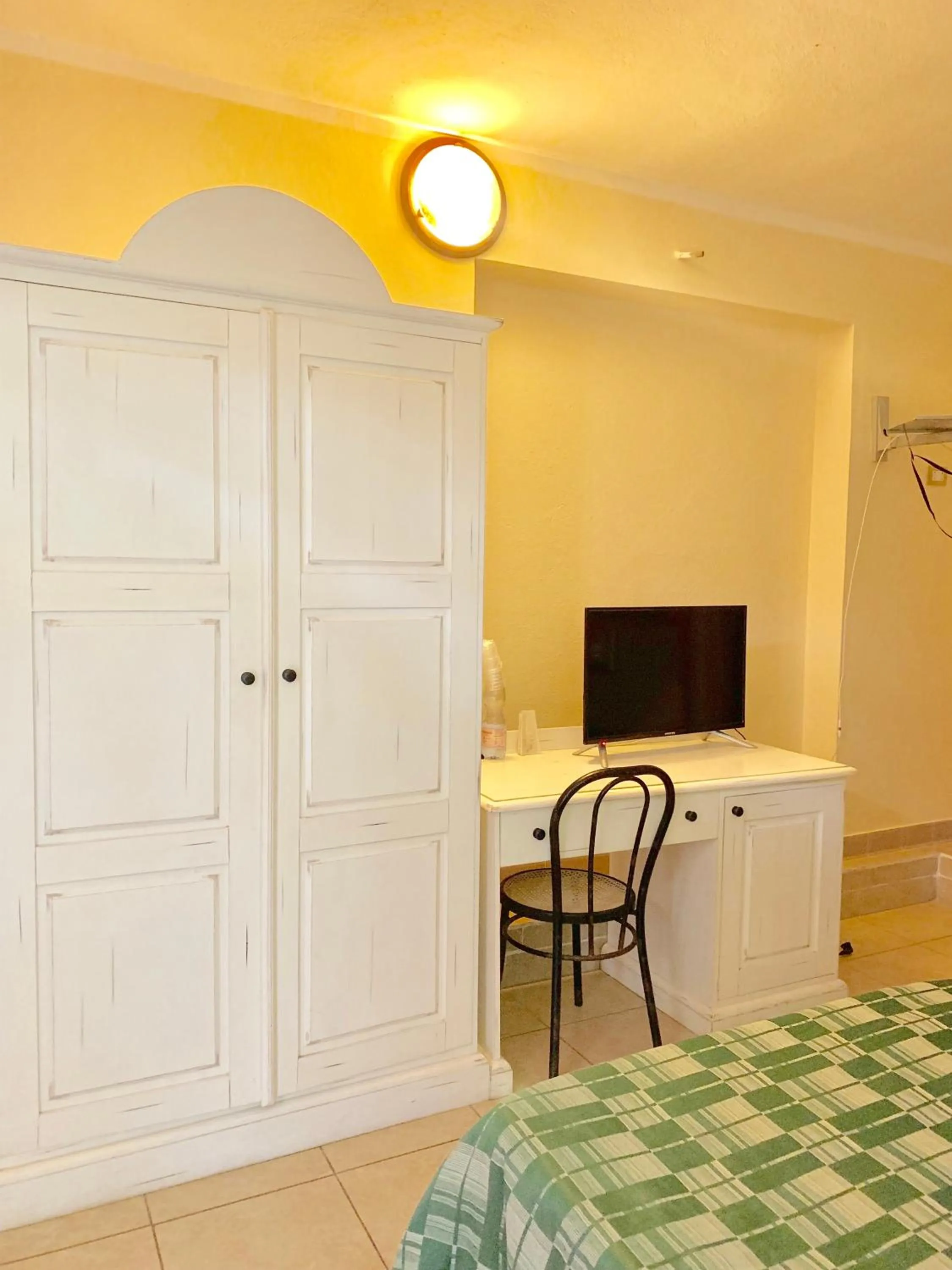 Bed in Albergo Hotel Villaggio Ristorante Tanit