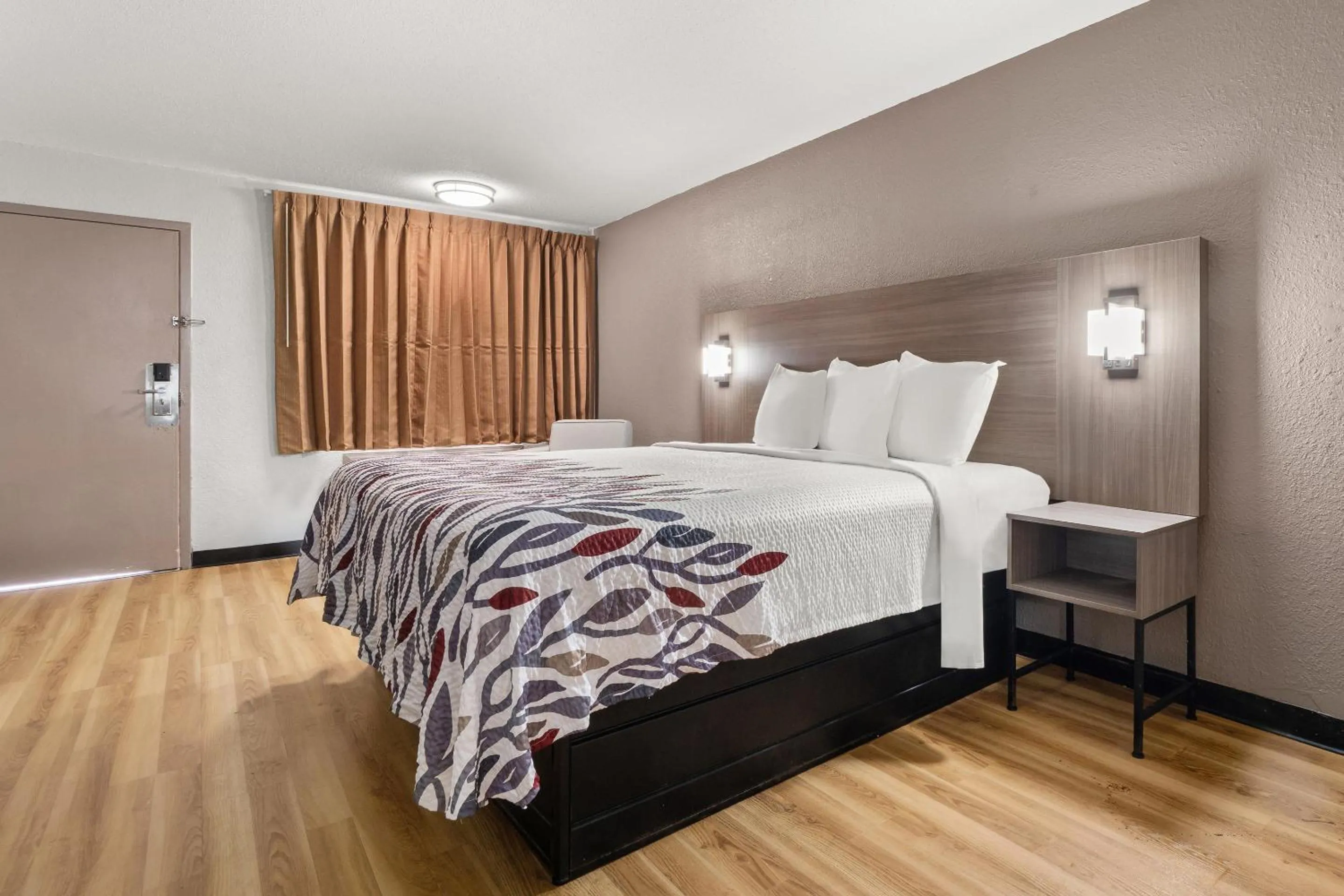 Photo of the whole room, Bed in Red Roof Inn Memphis - Graceland Airport