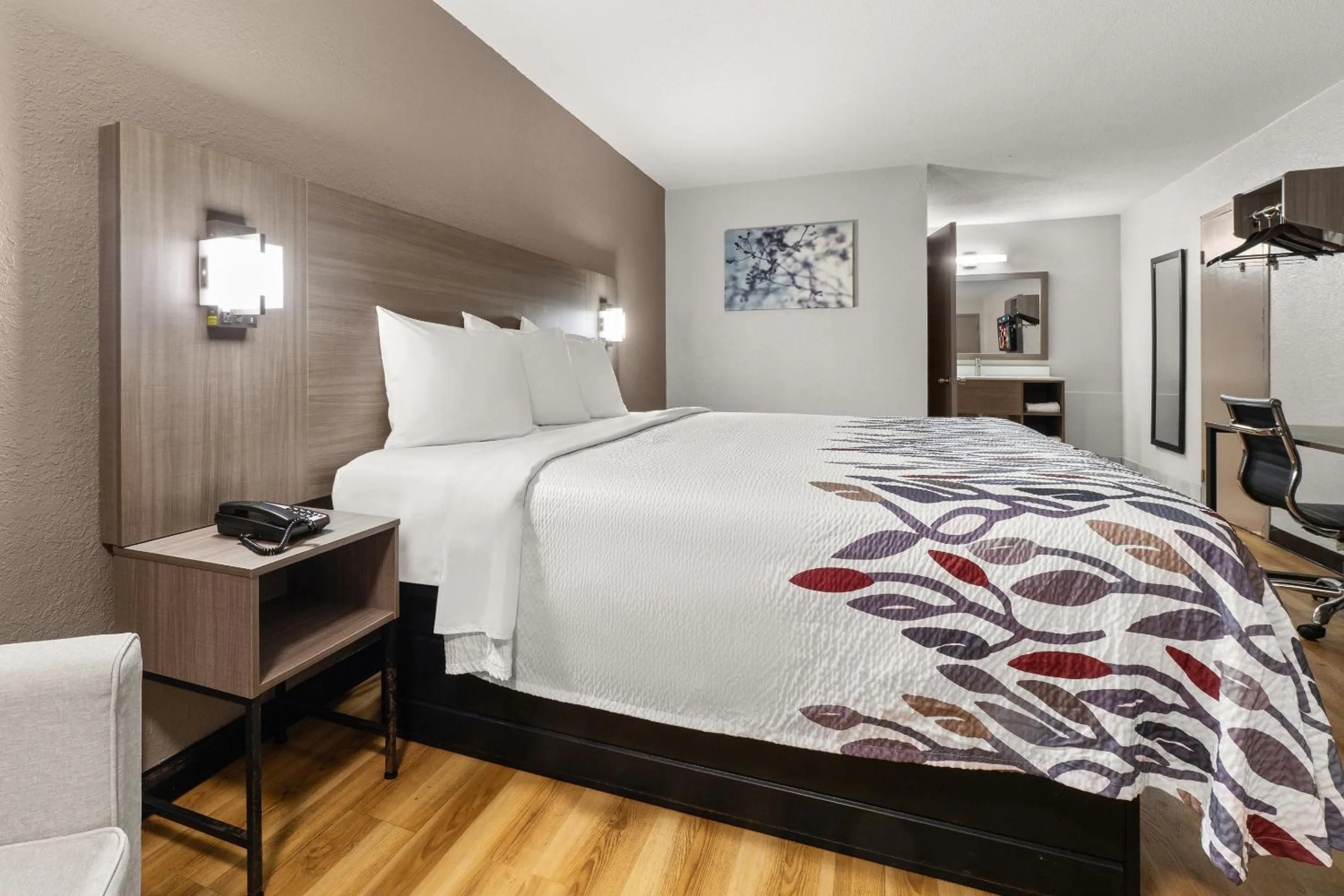 Photo of the whole room, Bed in Red Roof Inn Memphis - Graceland Airport