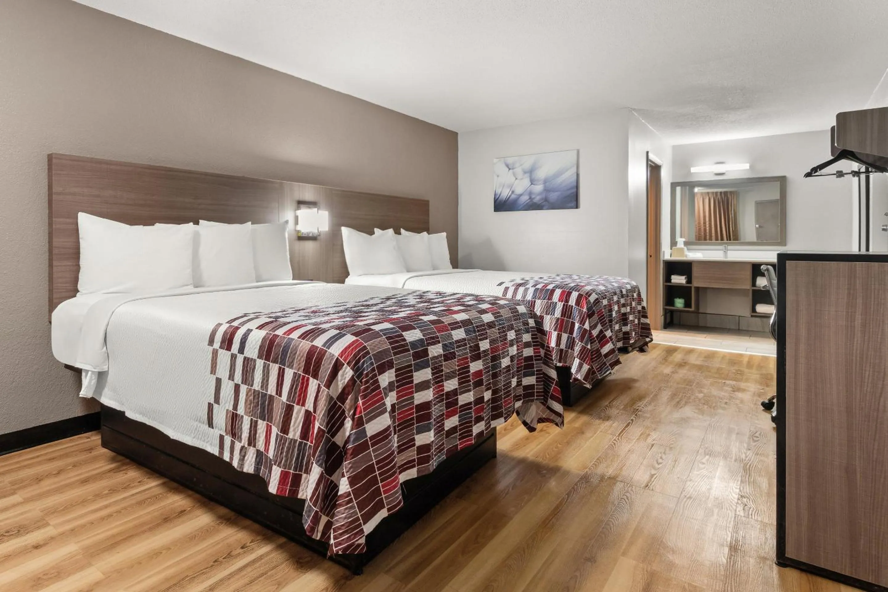 Photo of the whole room, Bed in Red Roof Inn Memphis - Graceland Airport