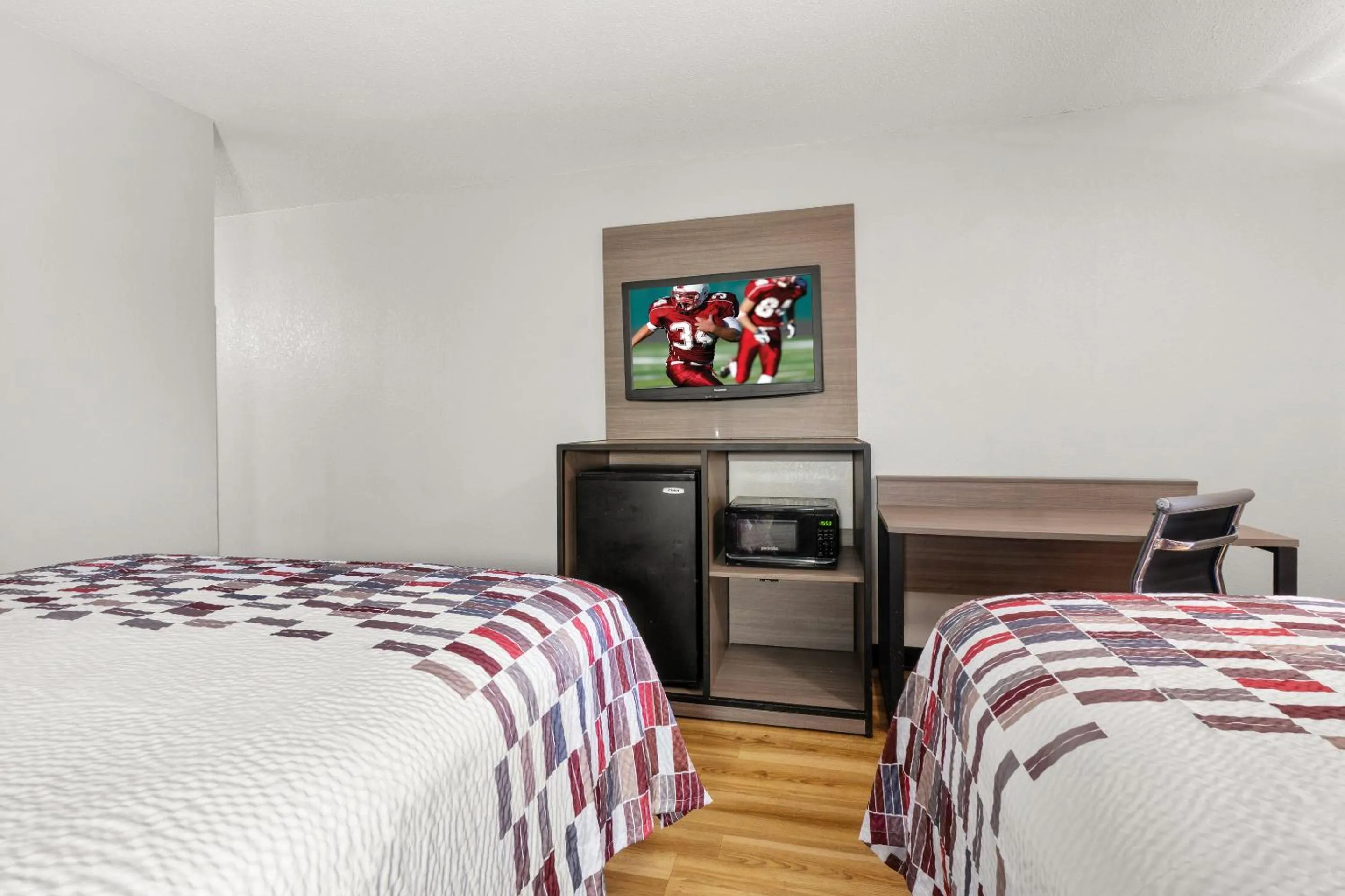 Photo of the whole room, Bed in Red Roof Inn Memphis - Graceland Airport