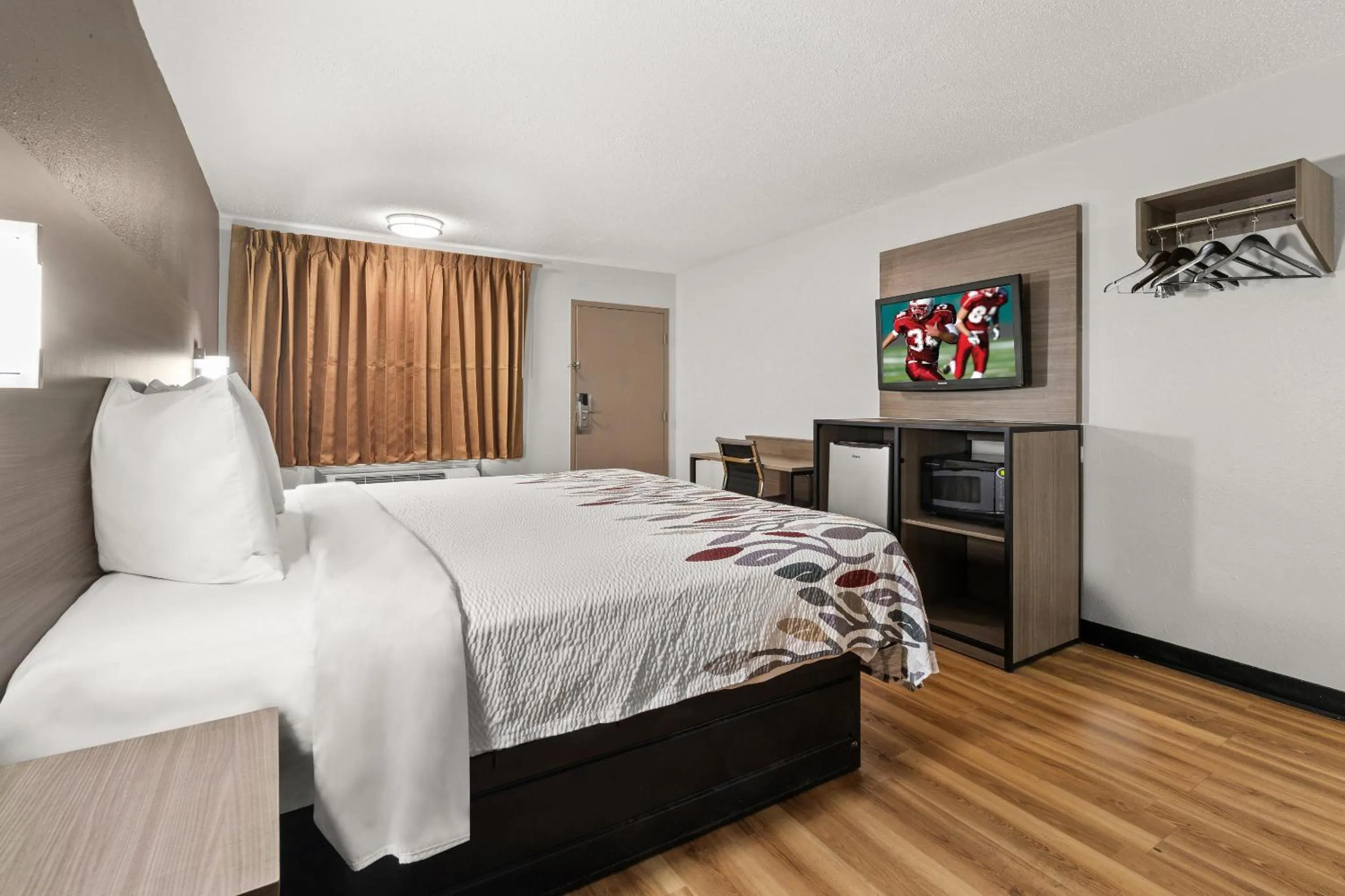 Photo of the whole room, Bed in Red Roof Inn Memphis - Graceland Airport