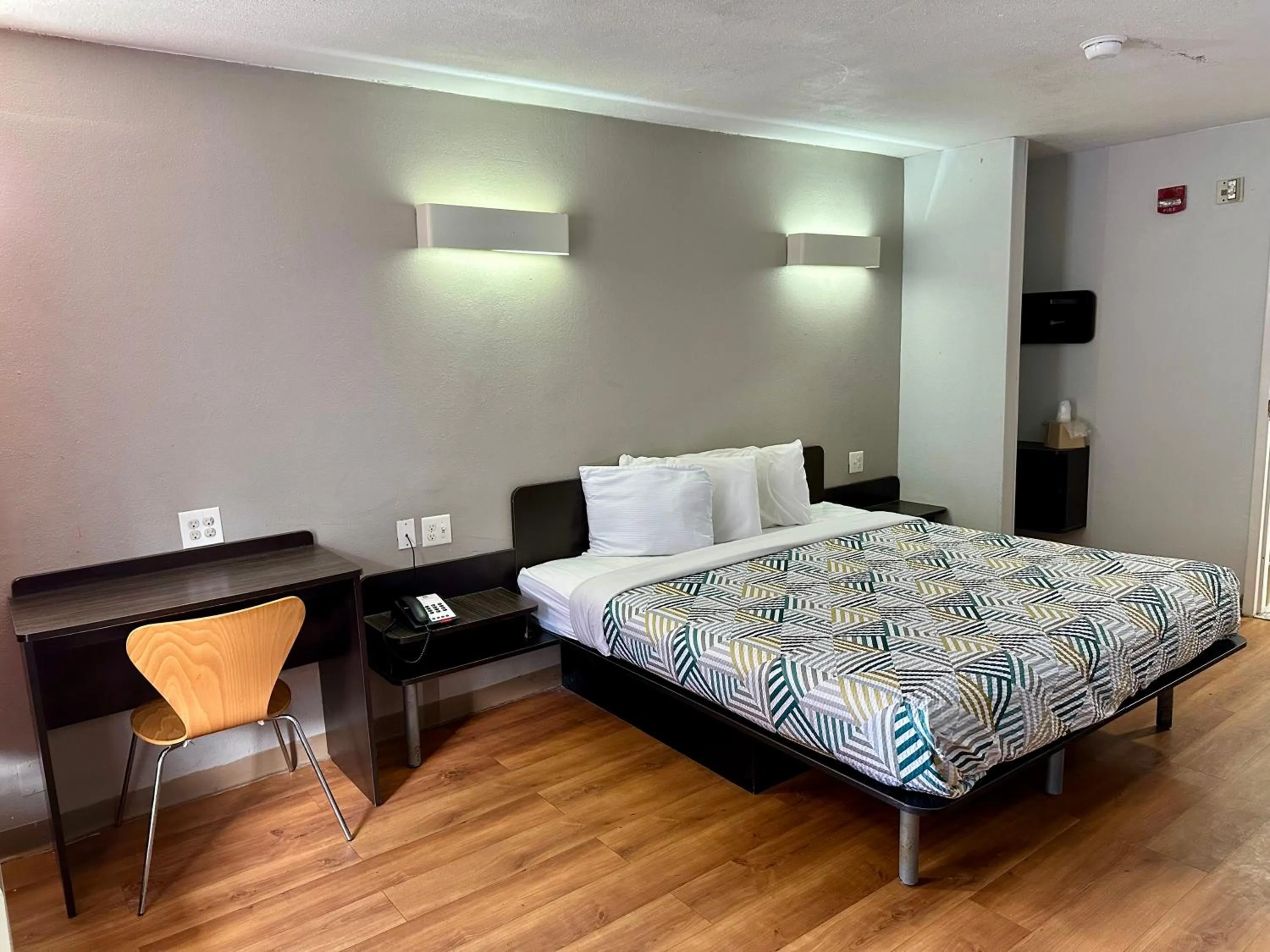 Bed in Motel 6-West Monroe, LA