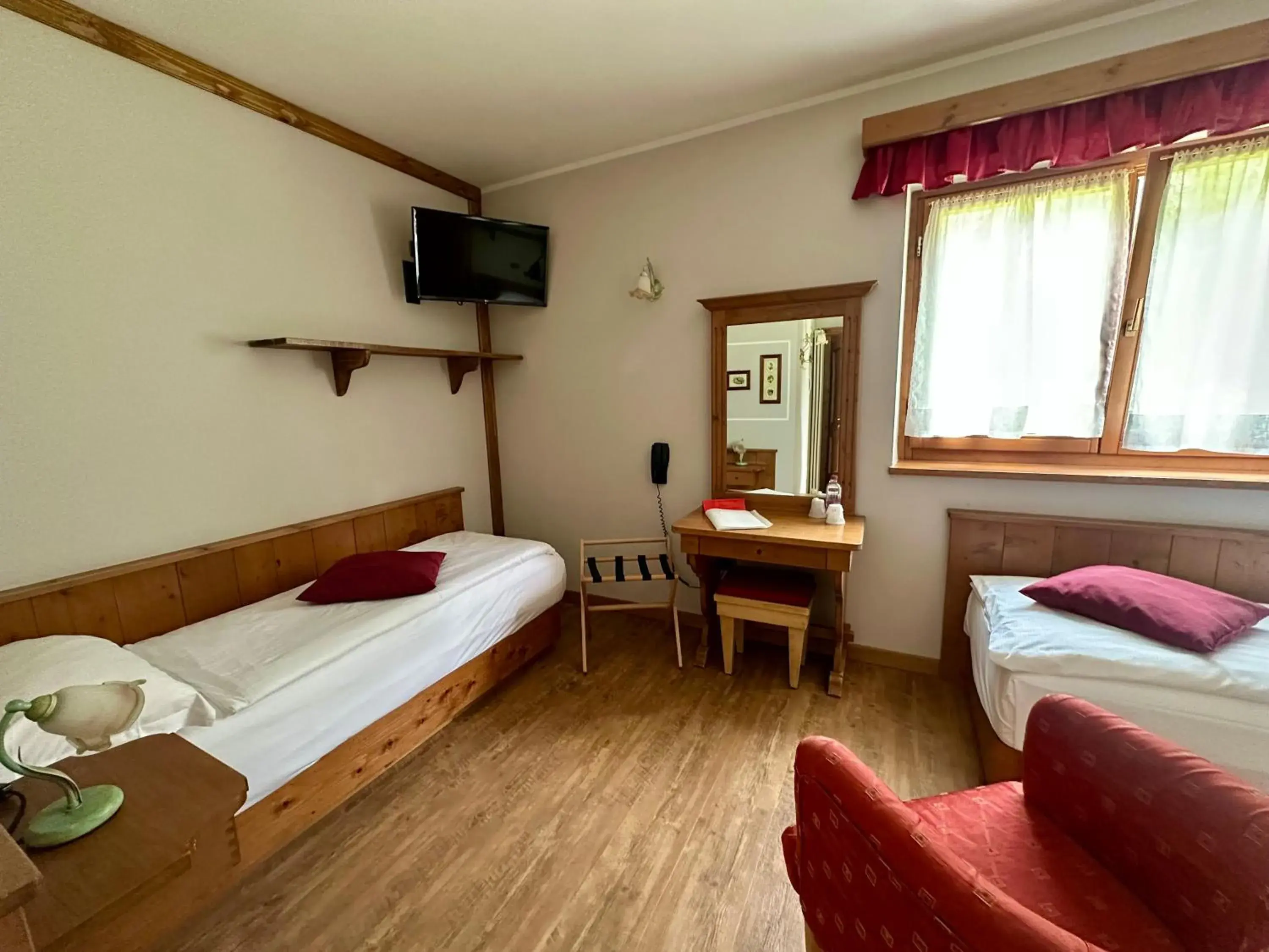 Economy Twin Room in Hotel Garnì Il Cirmolo Economy Twin Room in Hotel Garnì Il Cirmolo