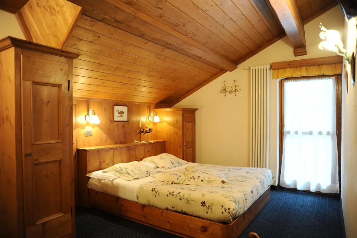 Day, Bed in Hotel Garnì Il Cirmolo