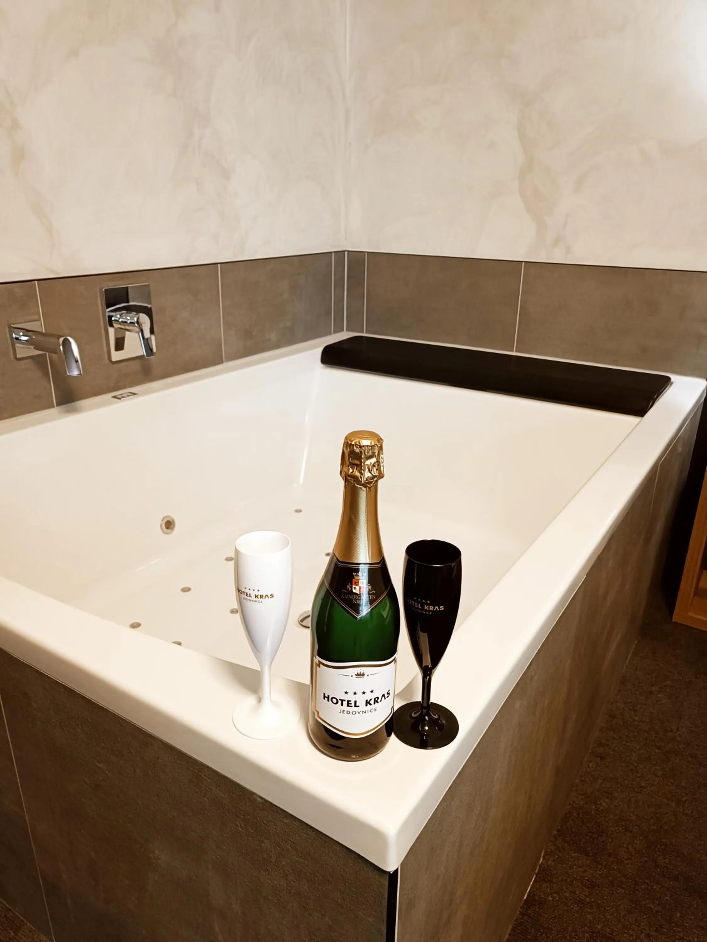 Hot Tub in Hotel Kras