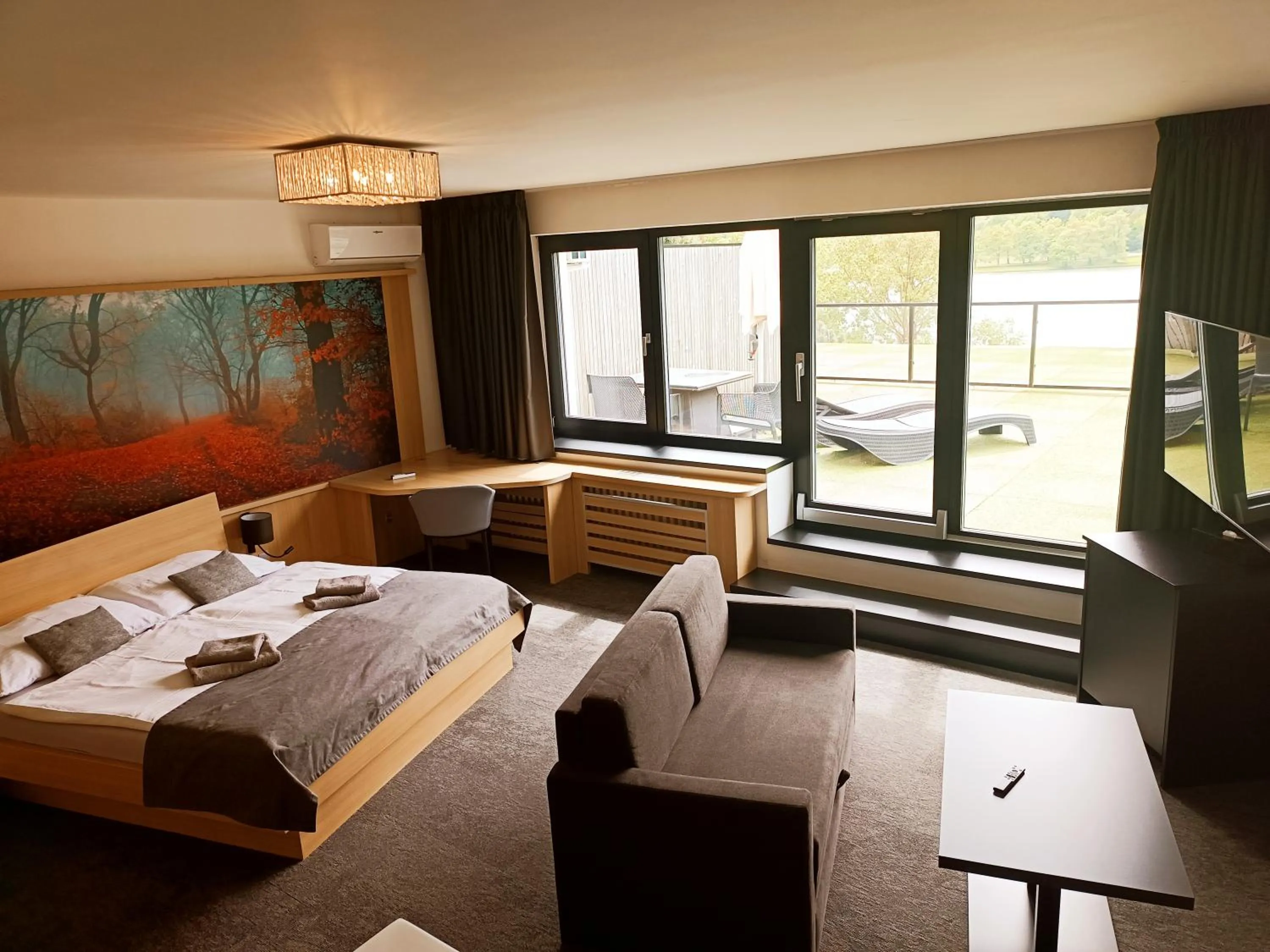 Living room, Bed in Hotel Kras