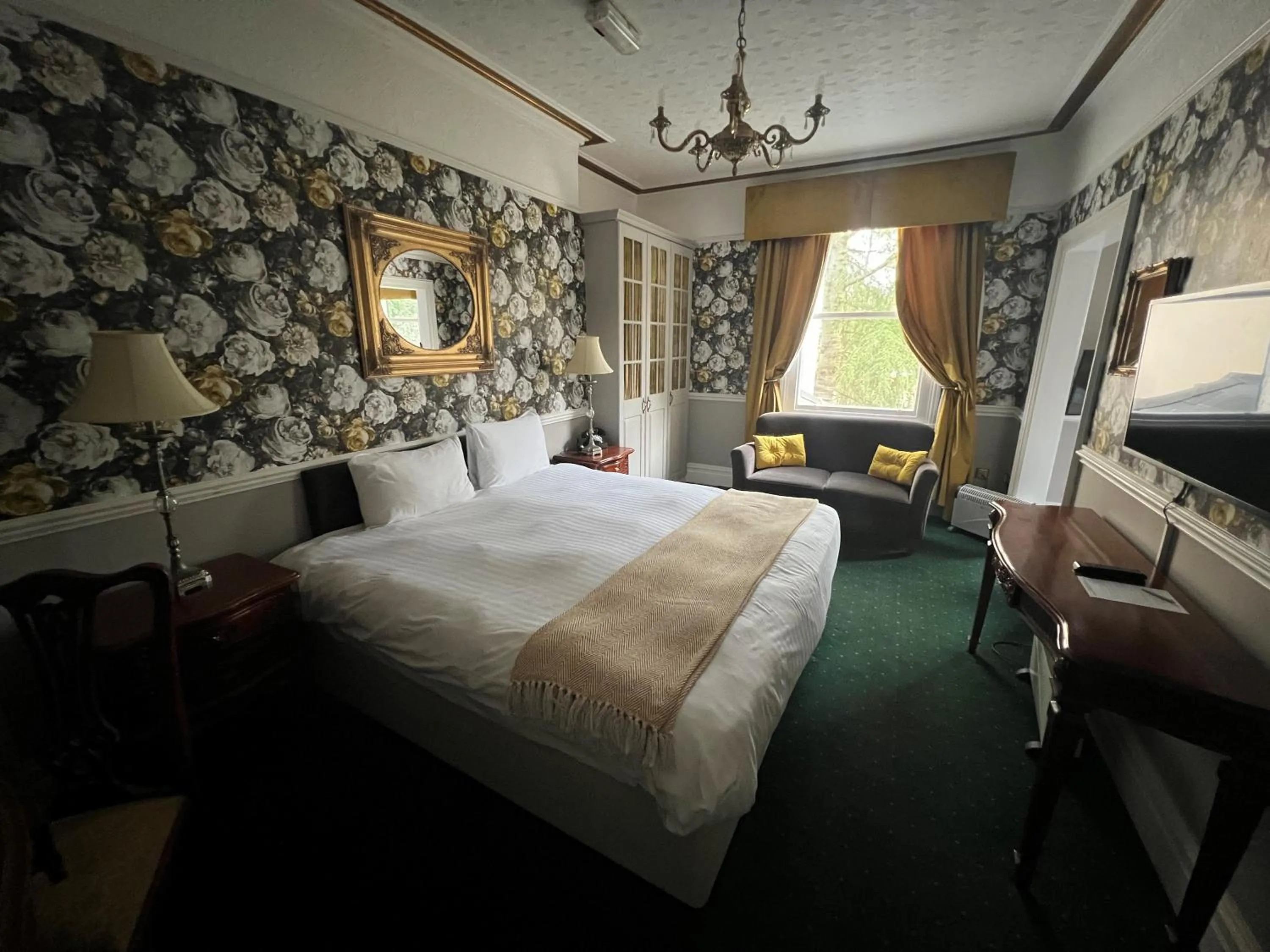 Bedroom, Bed in Brook Hall Hotel