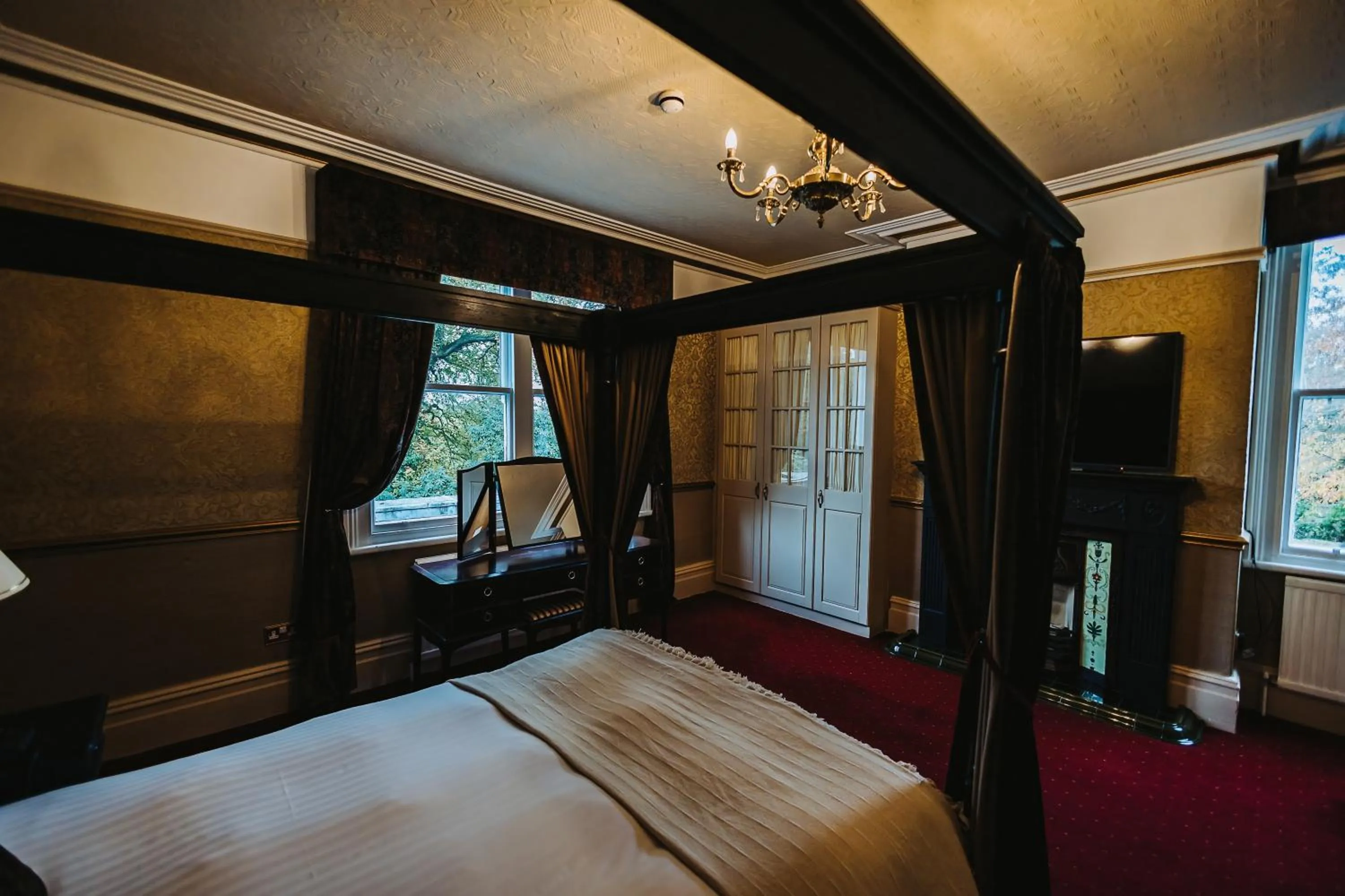 Bedroom, Bed in Brook Hall Hotel