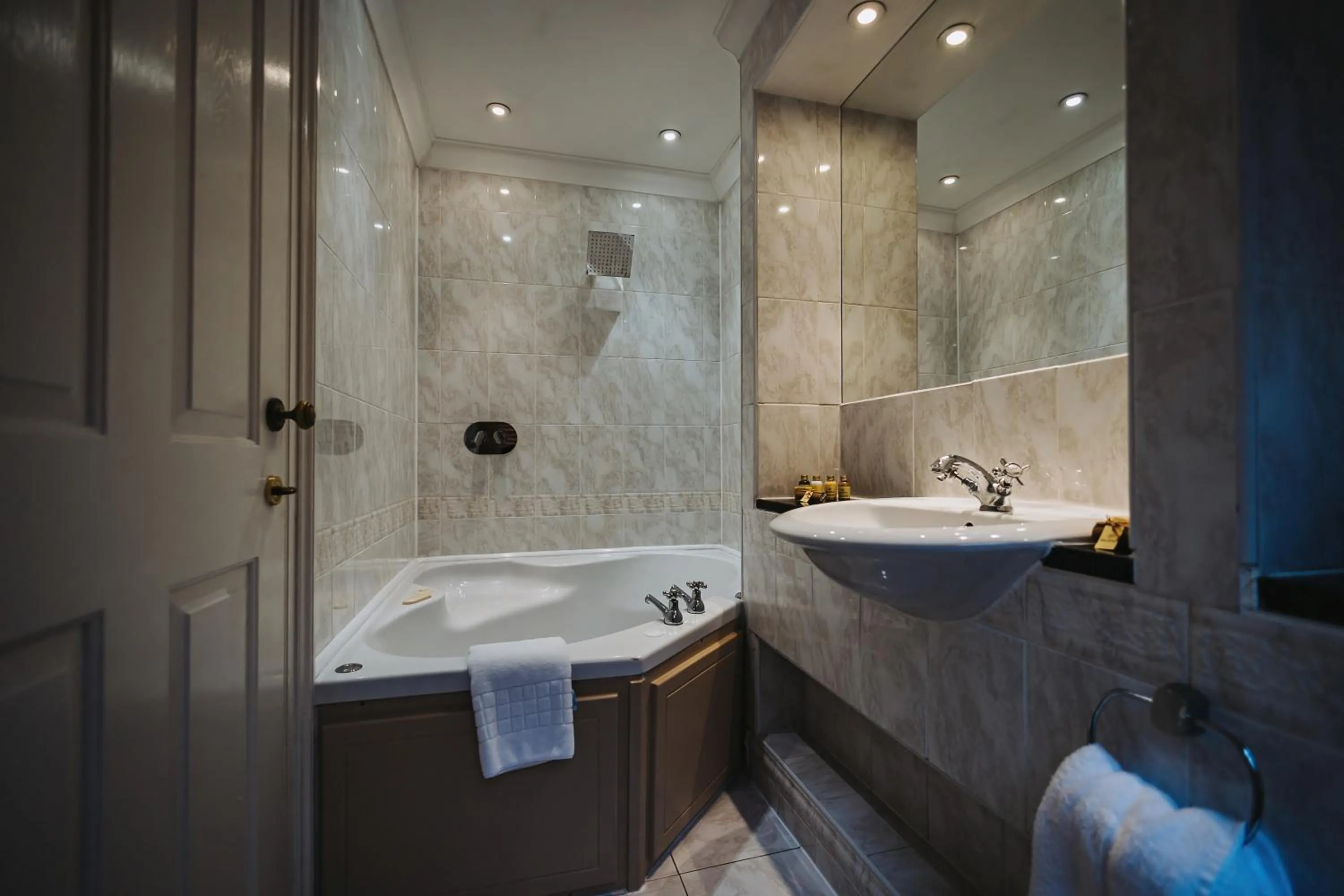 Bathroom in Brook Hall Hotel