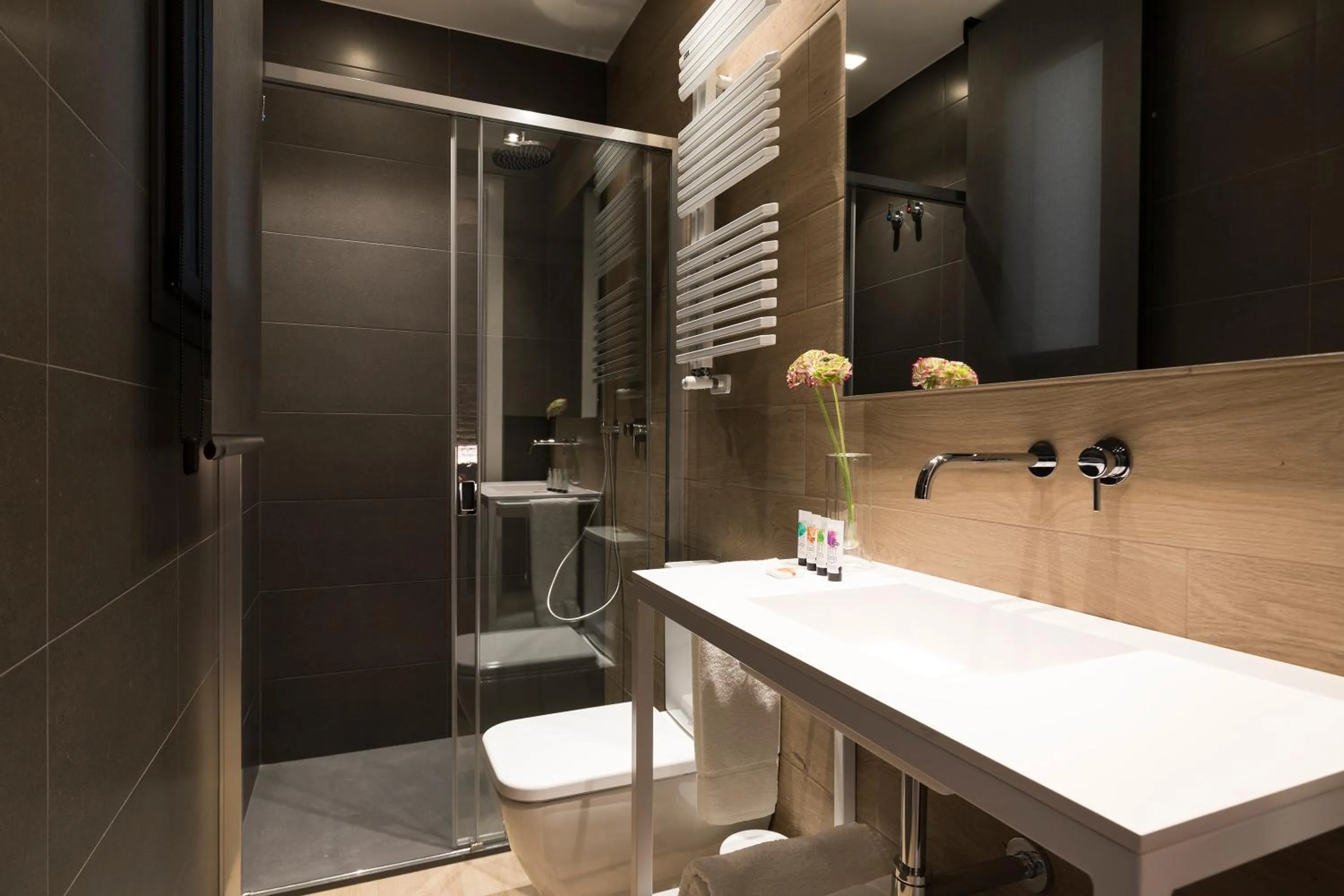 Shower in Aspasios Sagrada Familia Apartments