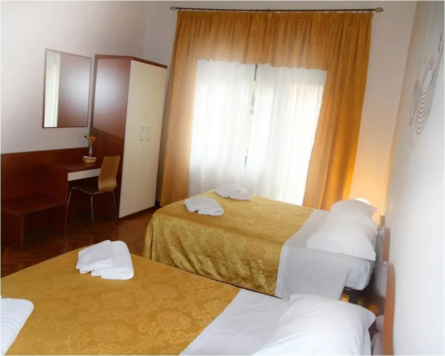 Photo of the whole room, Bed in B&B Music