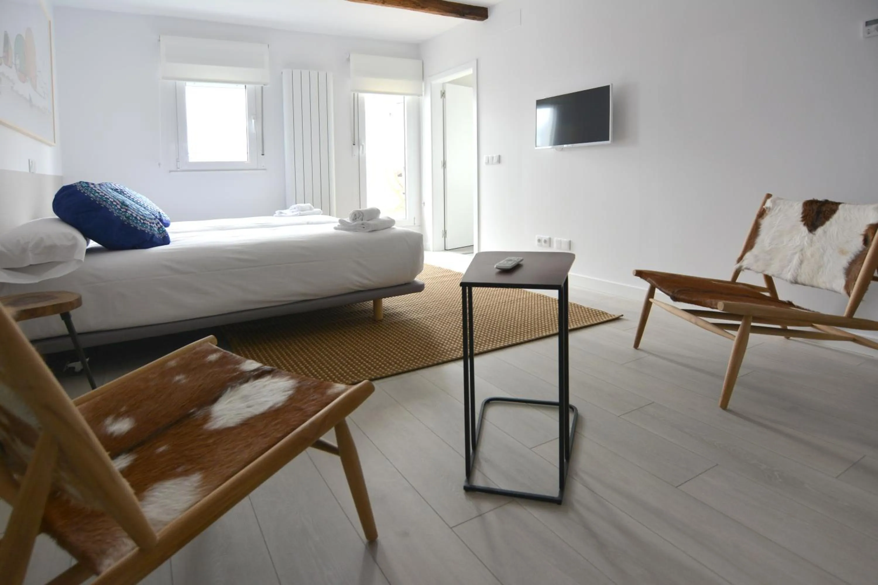 Living room, Bed in El Faro de Pepa by Como en Casa