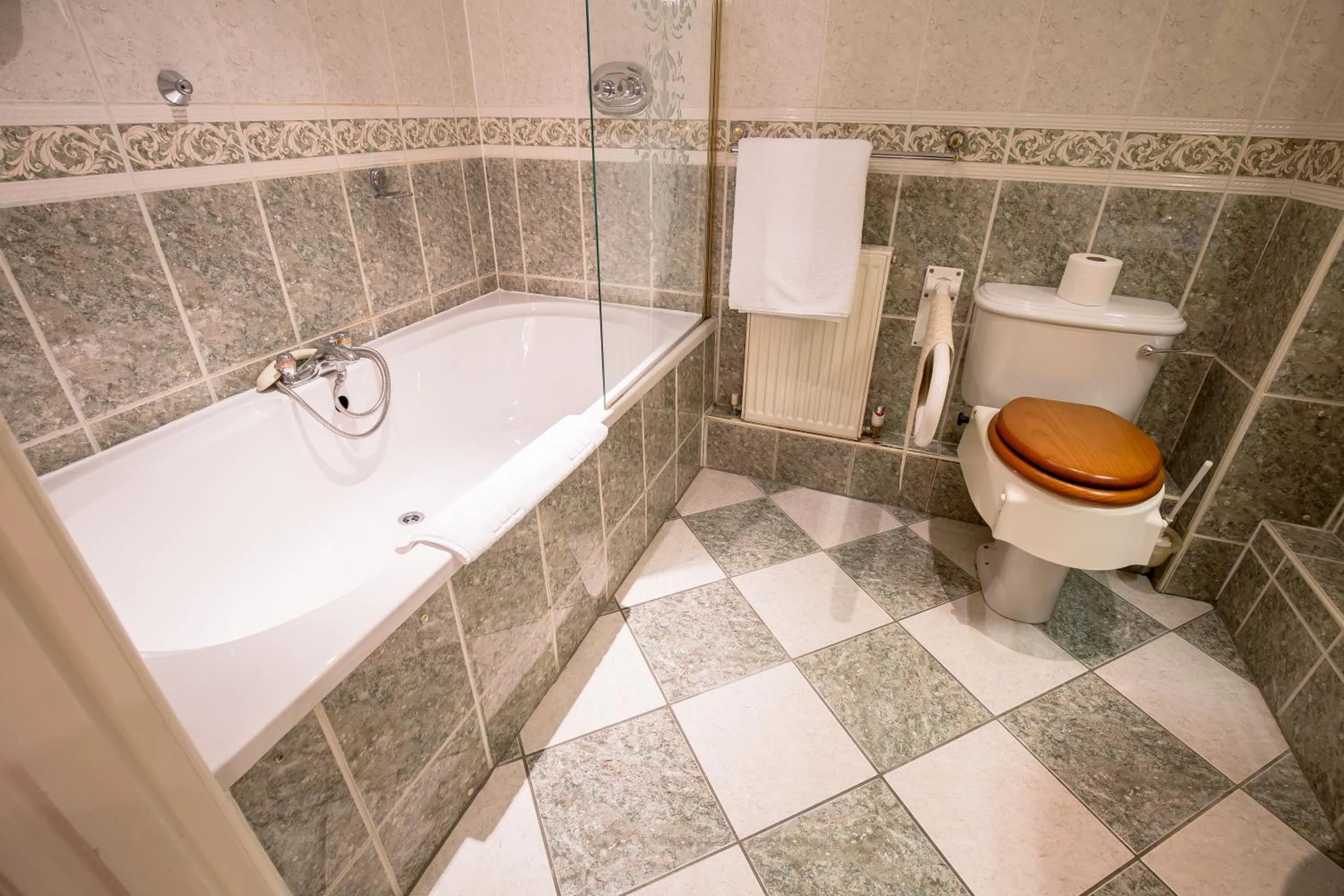 Bathroom in Harefield Manor Hotel