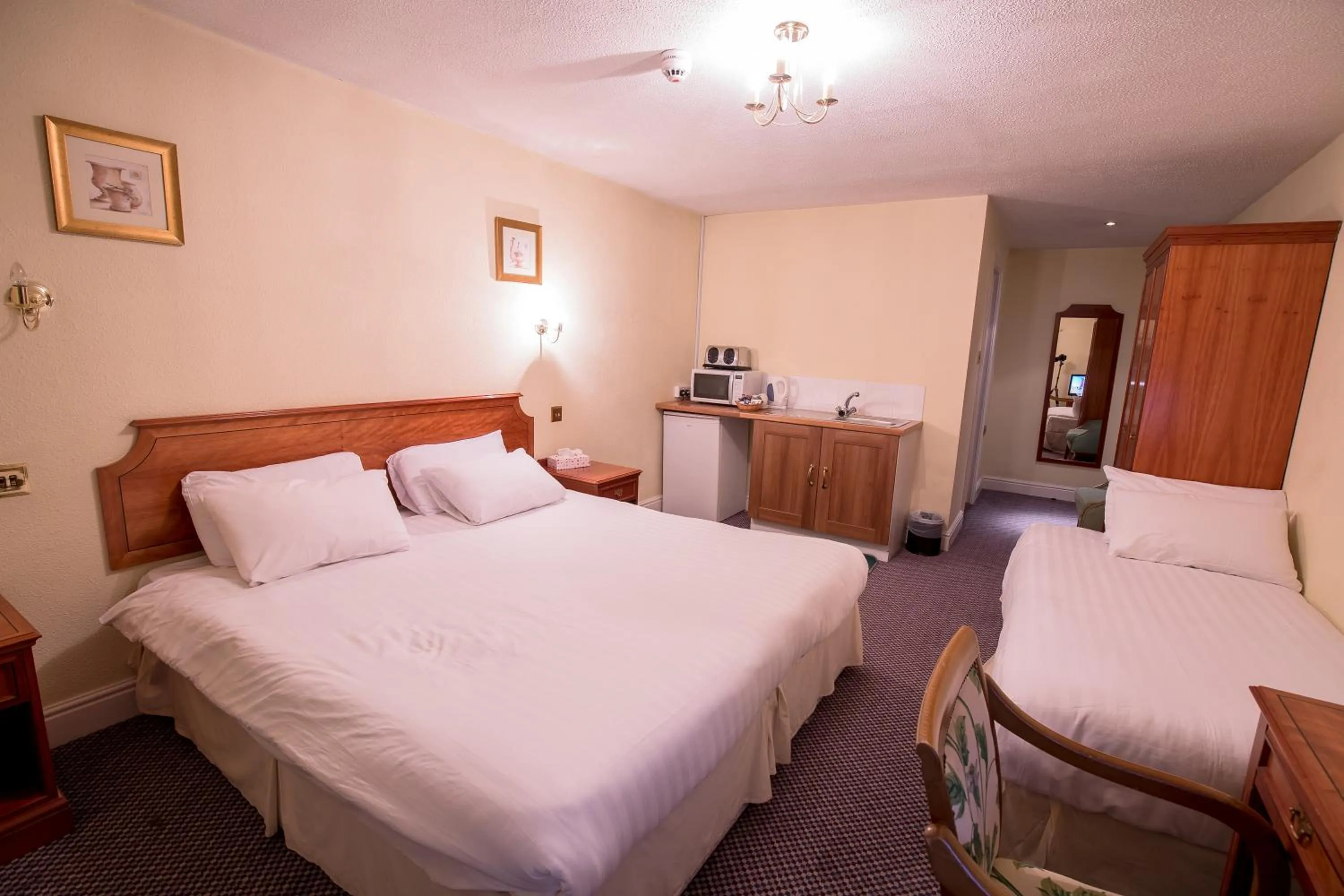 Bathroom, Bed in Harefield Manor Hotel