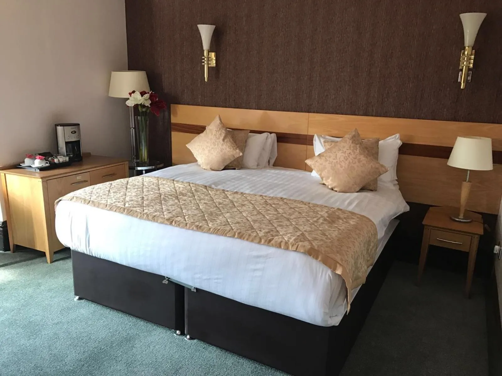 Bedroom, Bed in Harefield Manor Hotel