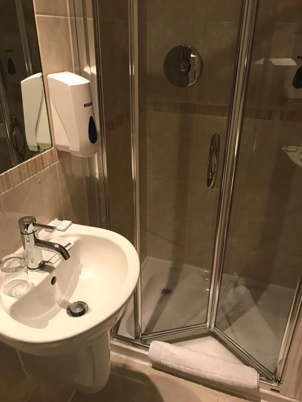 Bathroom in Harefield Manor Hotel