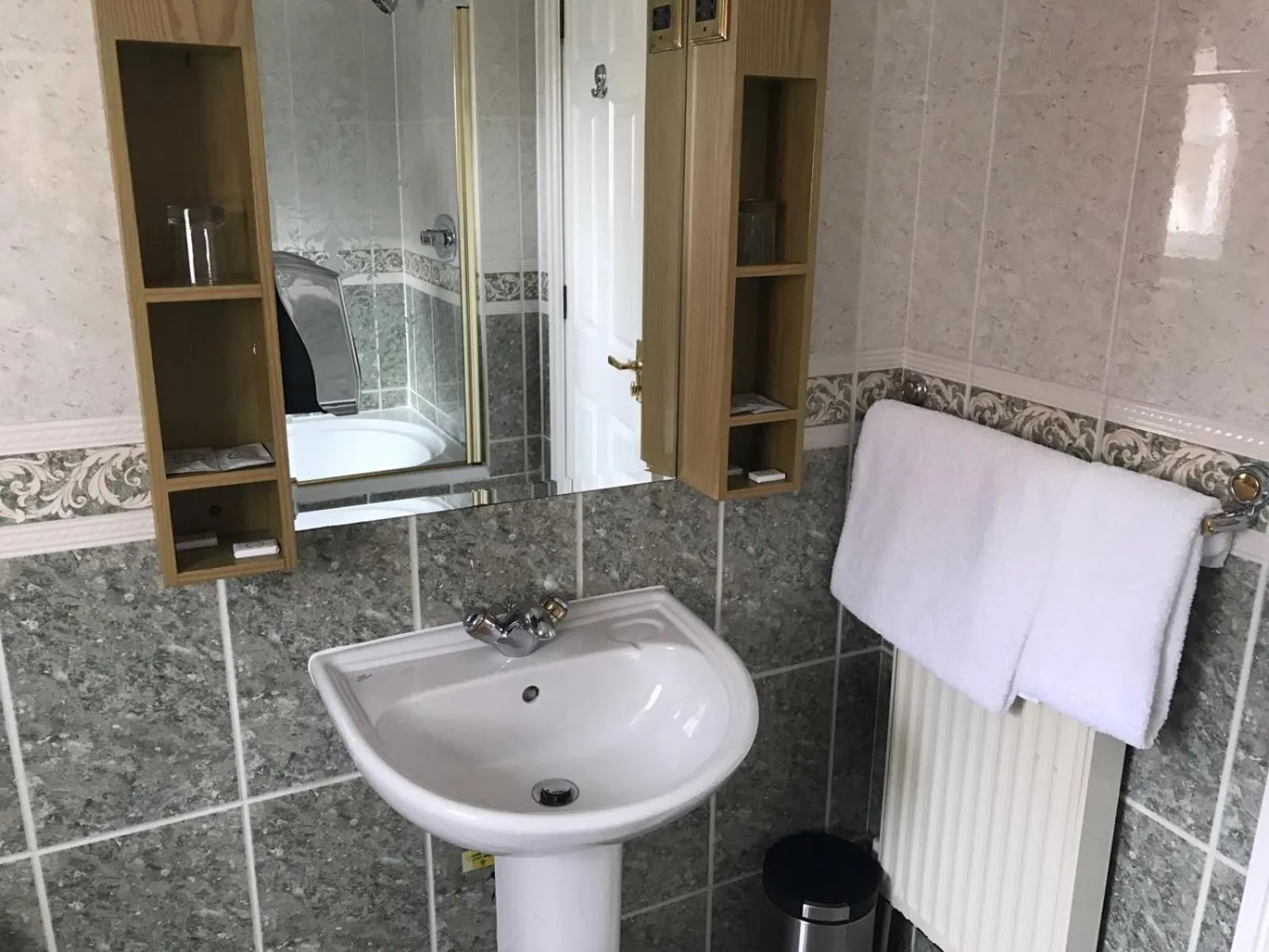 Bathroom in Harefield Manor Hotel