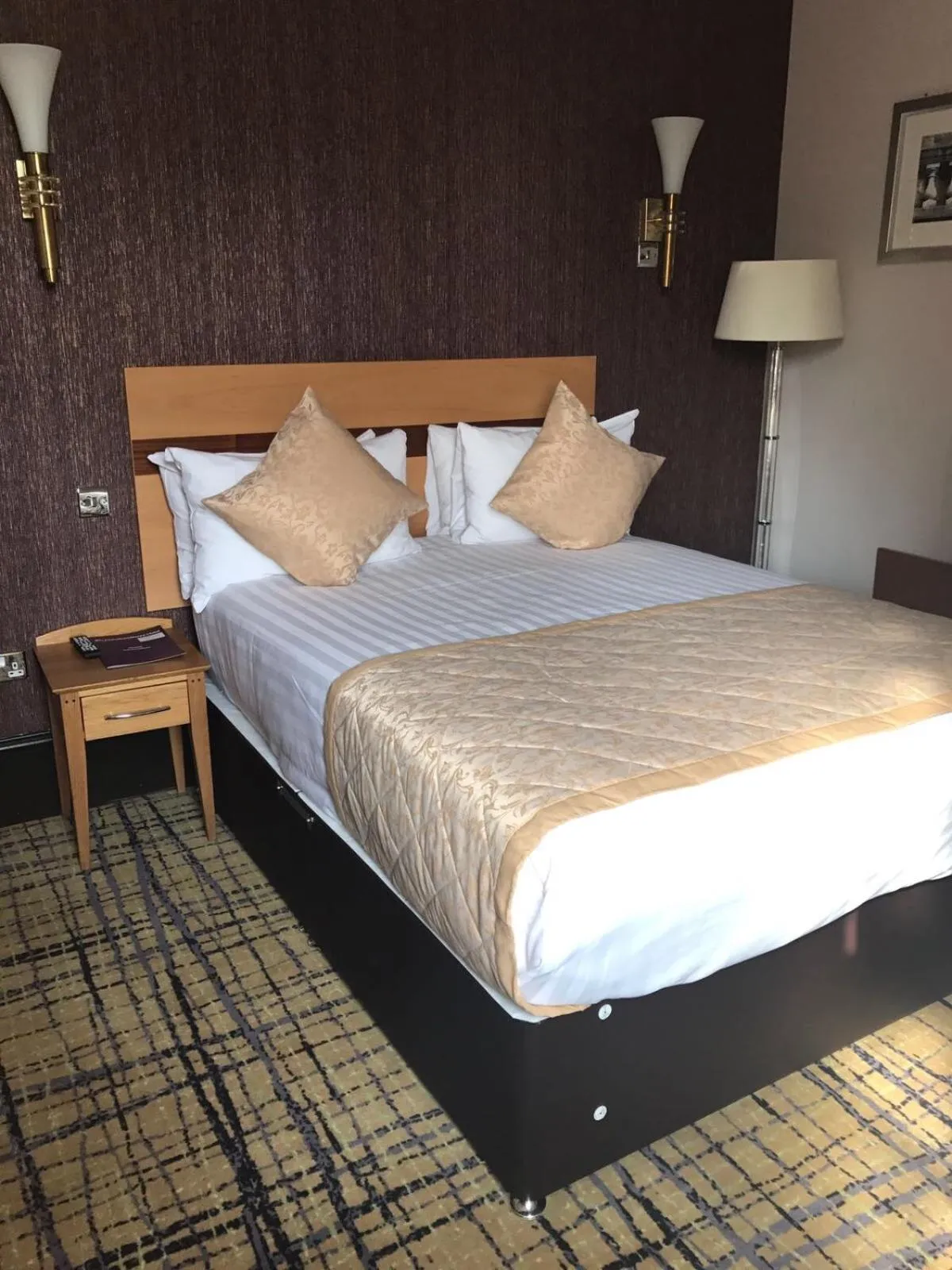 Bedroom, Bed in Harefield Manor Hotel