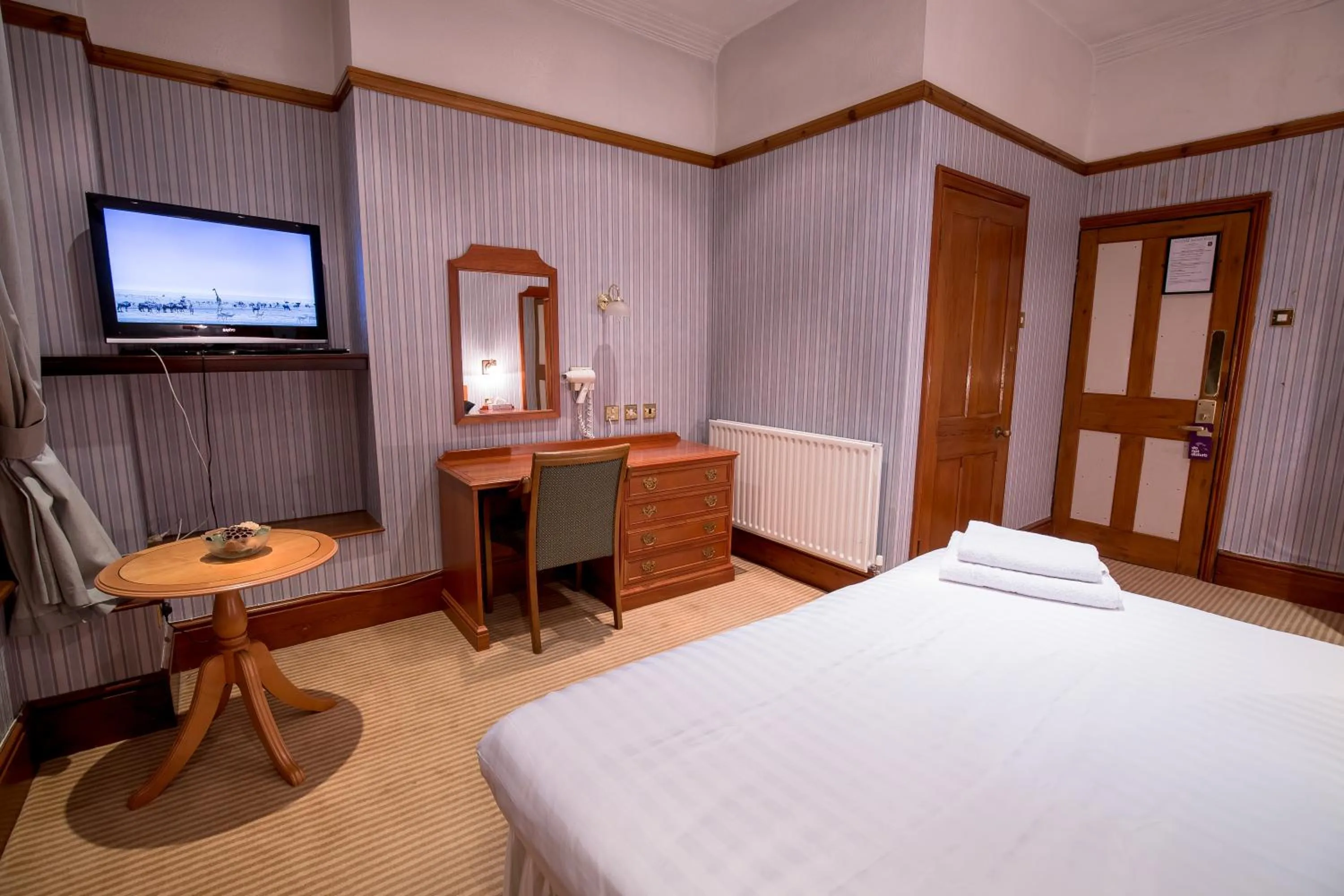 Bathroom, Bed in Harefield Manor Hotel