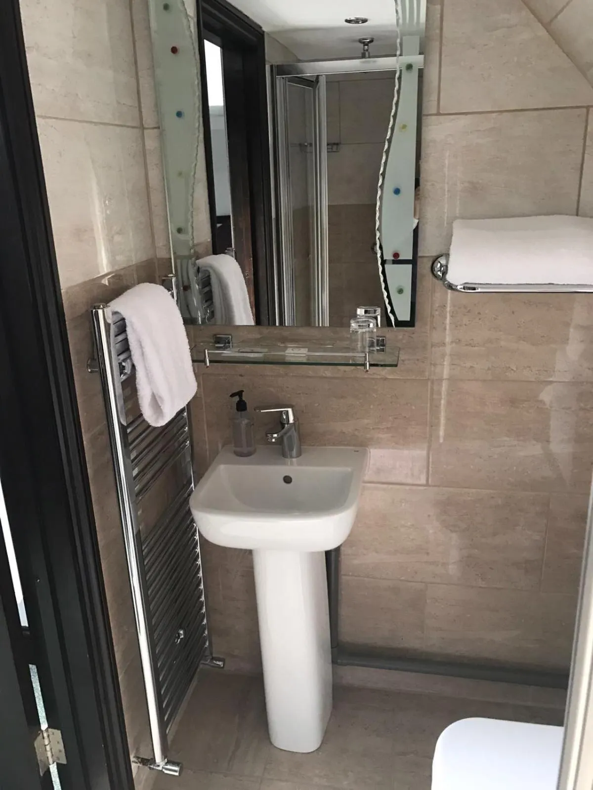 Bathroom in Harefield Manor Hotel