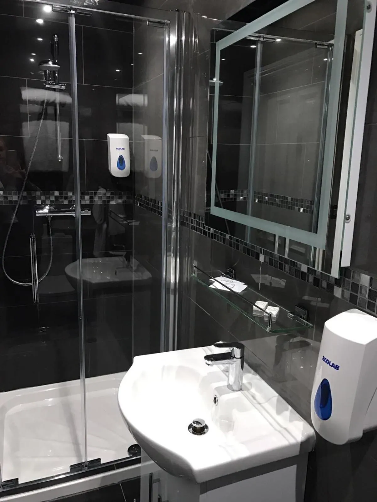 Bathroom in Harefield Manor Hotel