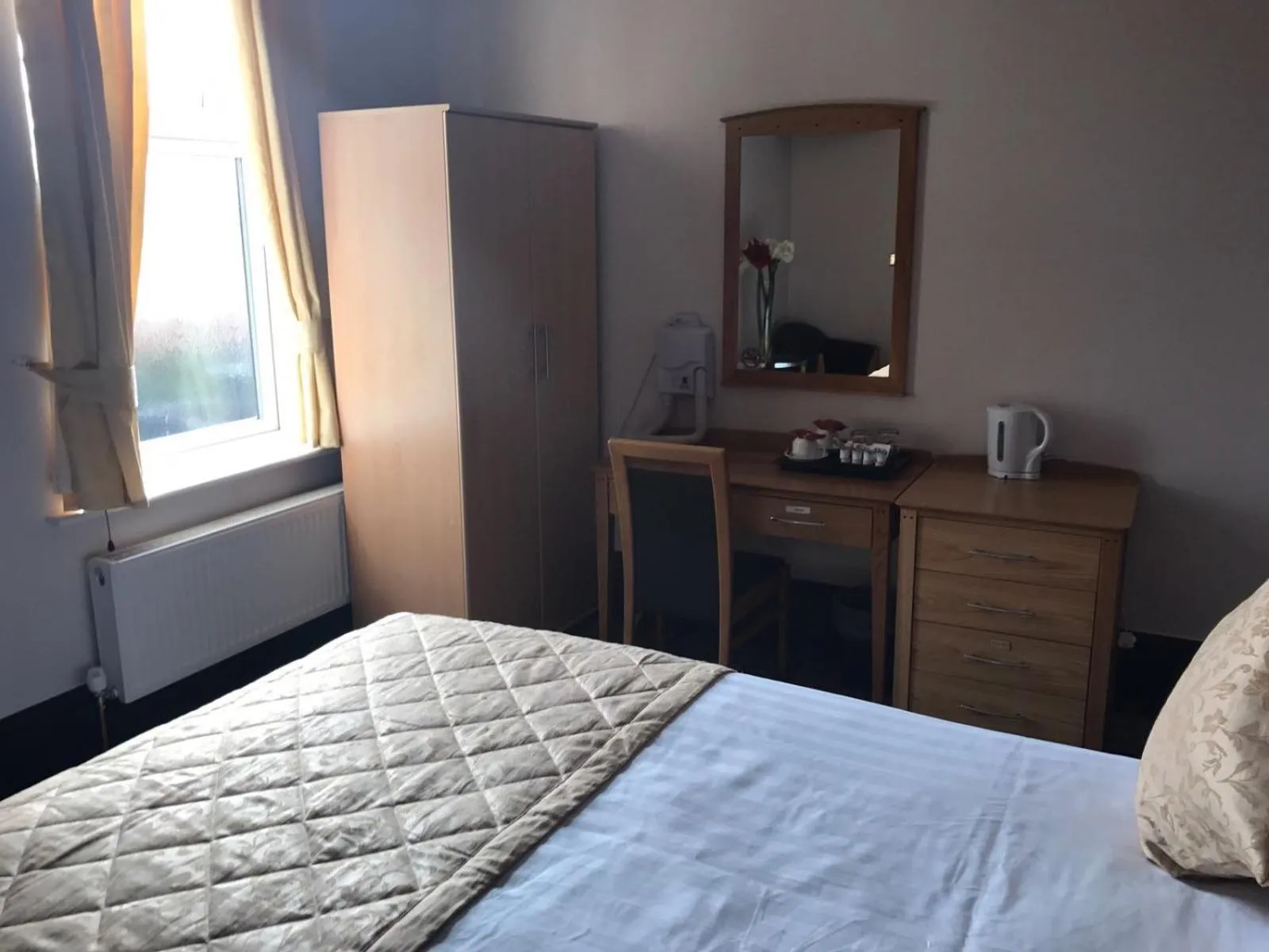 Bedroom, Bed in Harefield Manor Hotel