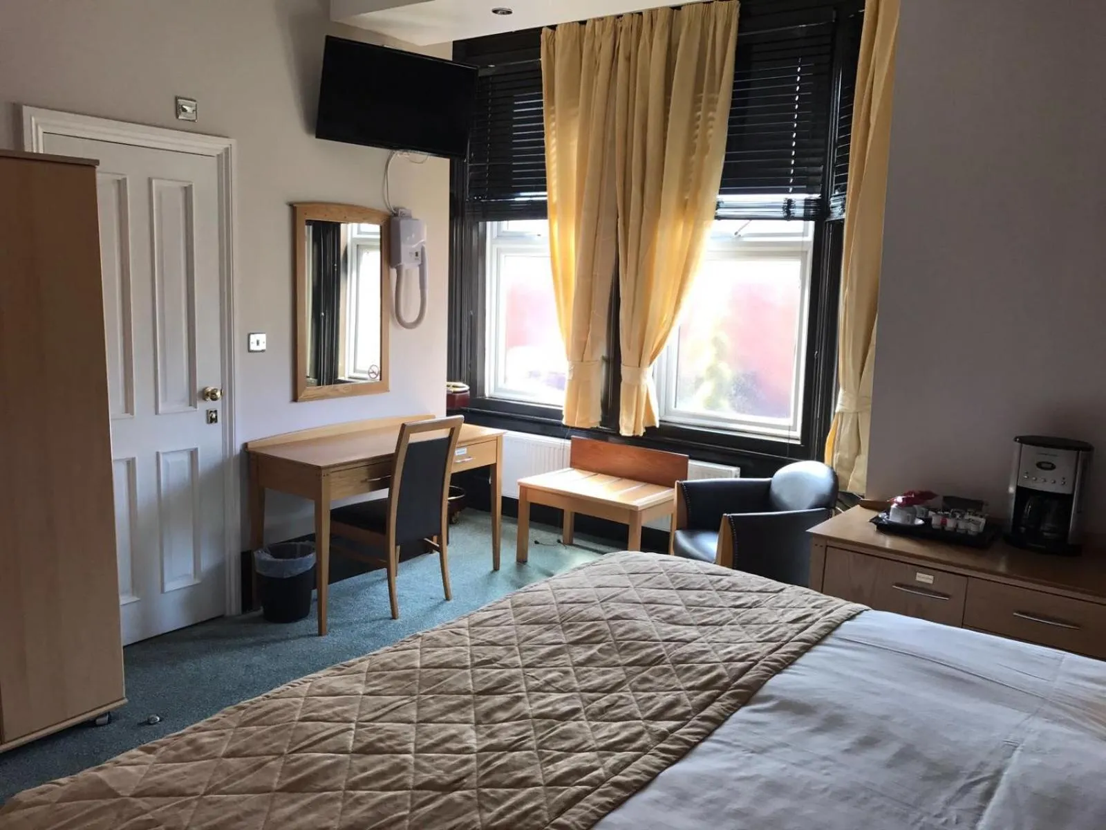 Bedroom, Bed in Harefield Manor Hotel