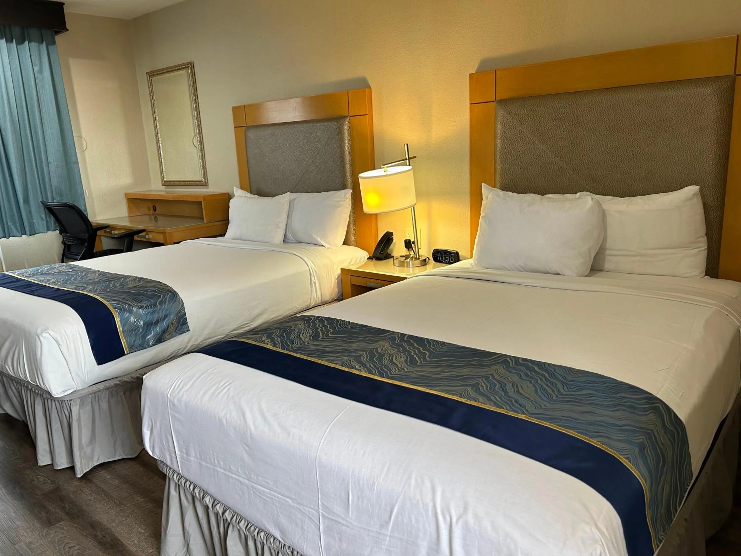 Photo of the whole room, Bed in Howard Johnson by Wyndham Santa Cruz
