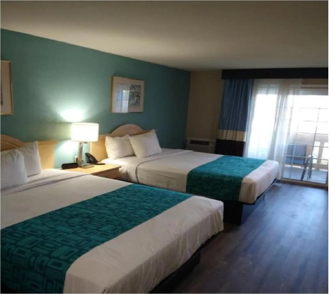 Bed in Howard Johnson by Wyndham Santa Cruz