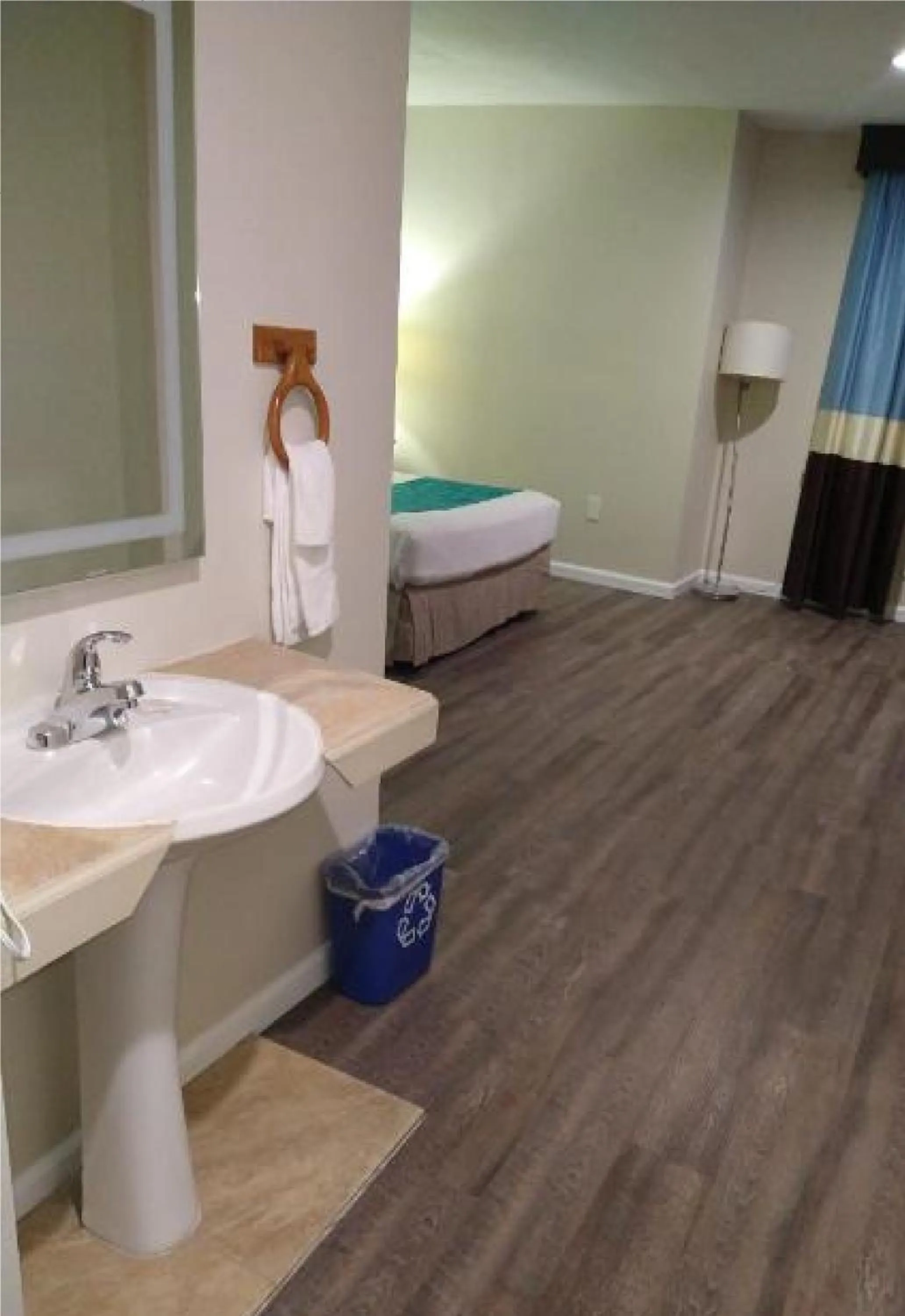 Bedroom in Howard Johnson by Wyndham Santa Cruz