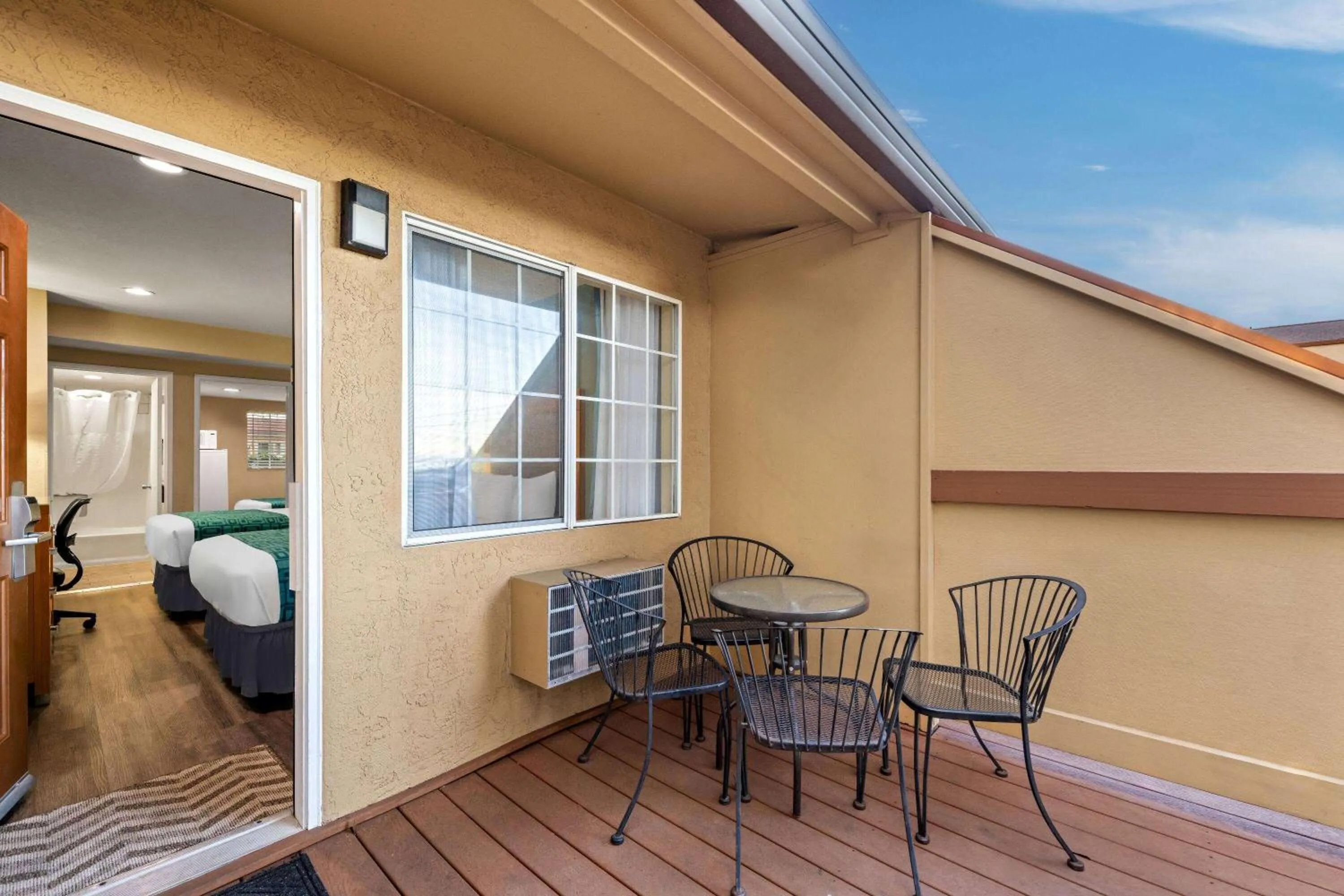 Bed in Howard Johnson by Wyndham Santa Cruz