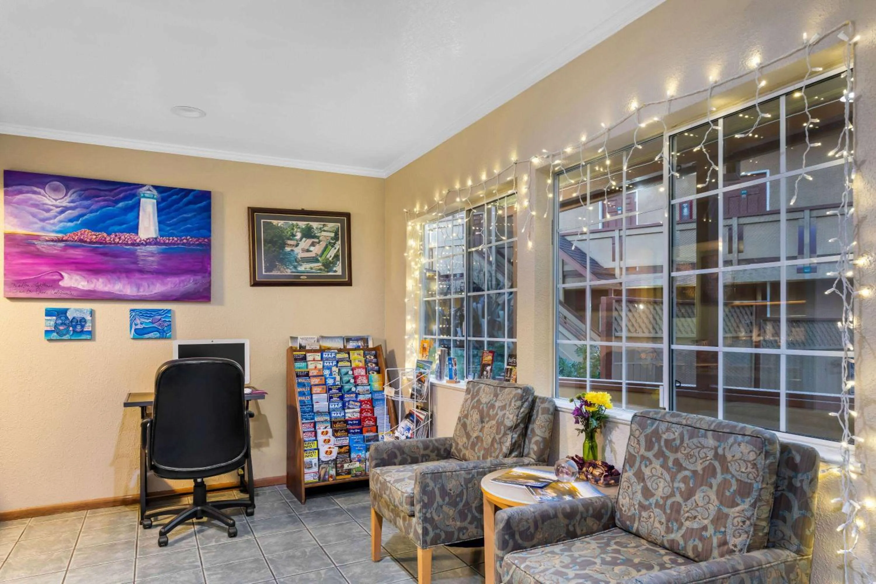 Lobby or reception in Howard Johnson by Wyndham Santa Cruz