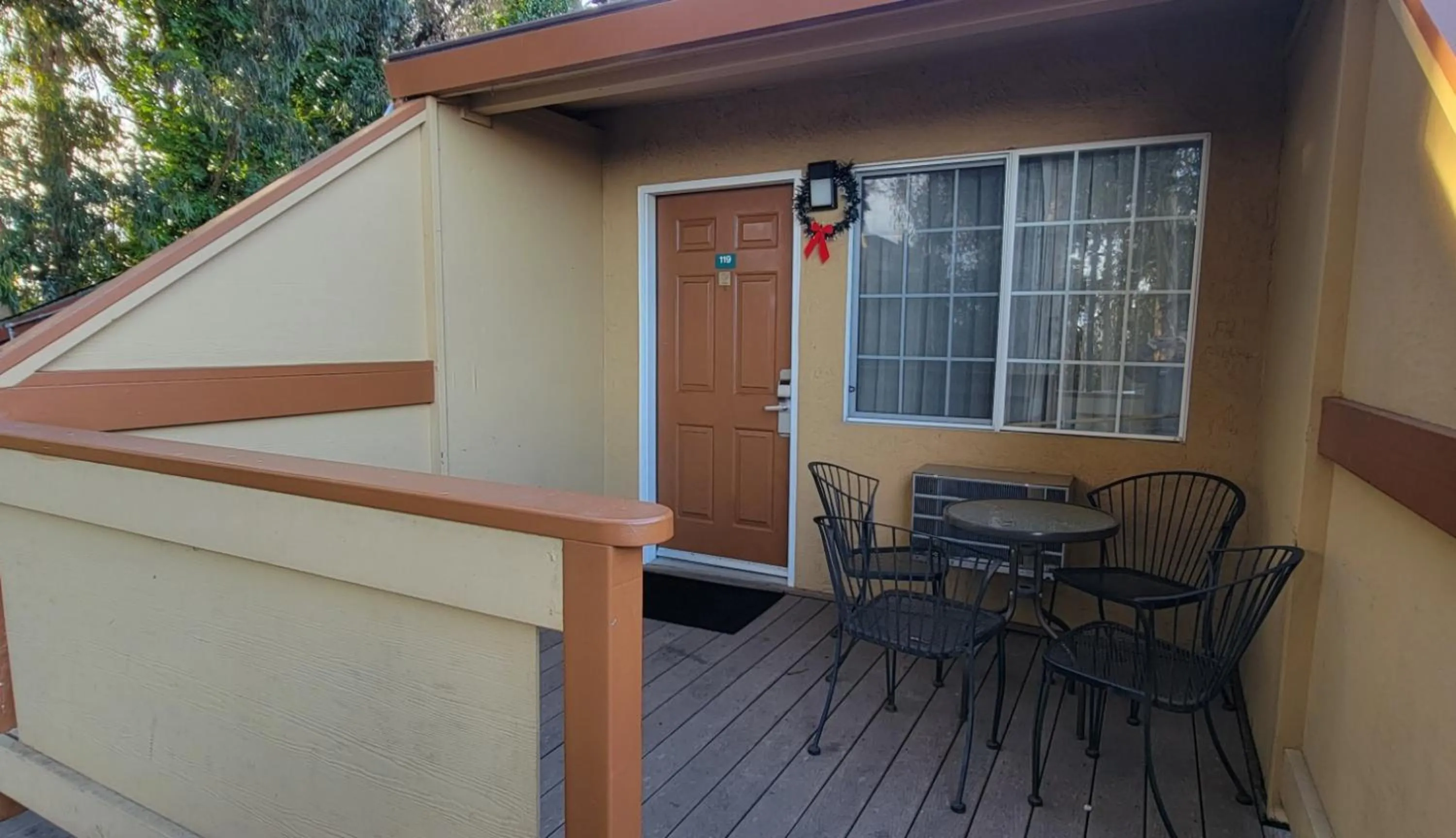 Property building in Howard Johnson by Wyndham Santa Cruz