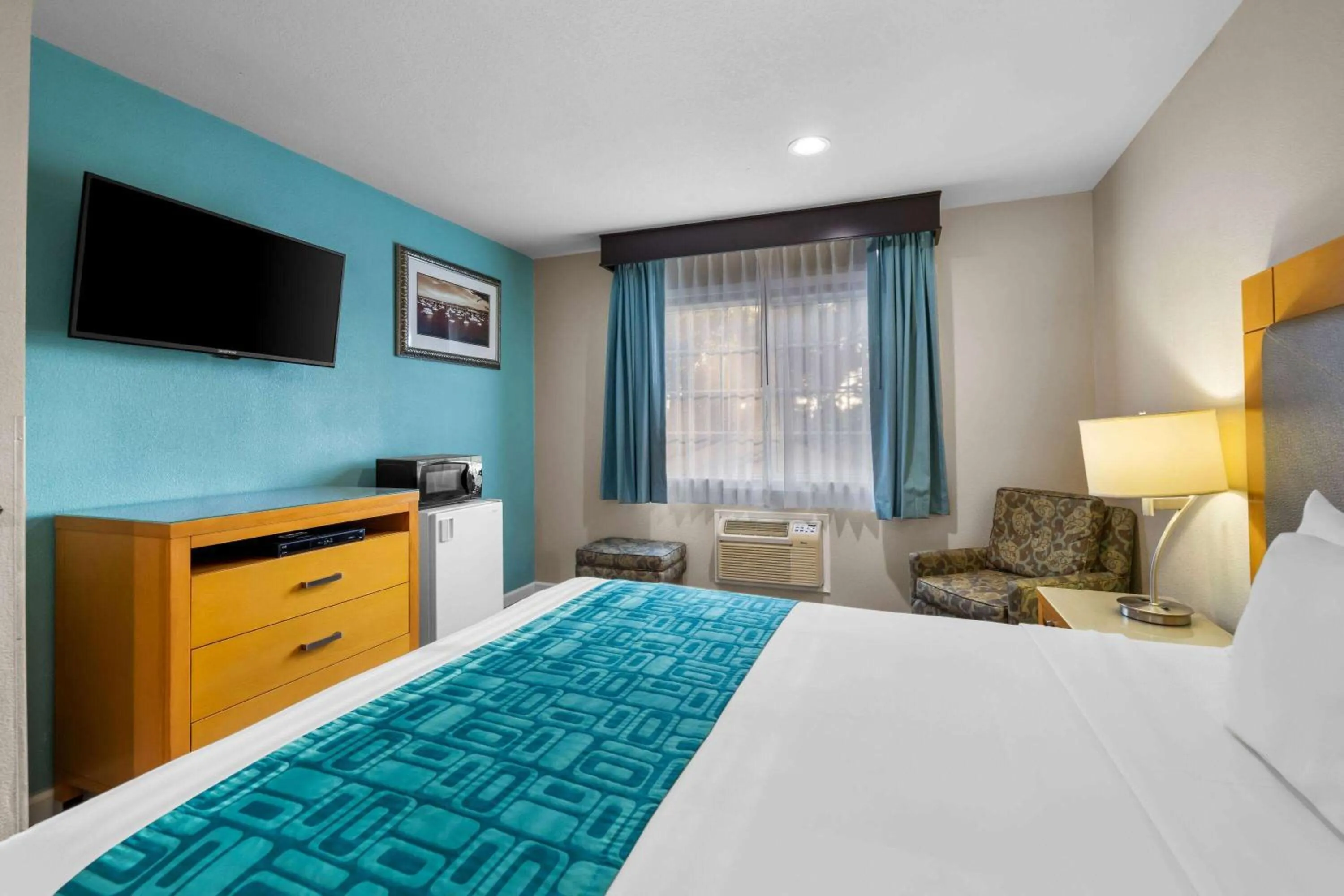 Bed in Howard Johnson by Wyndham Santa Cruz