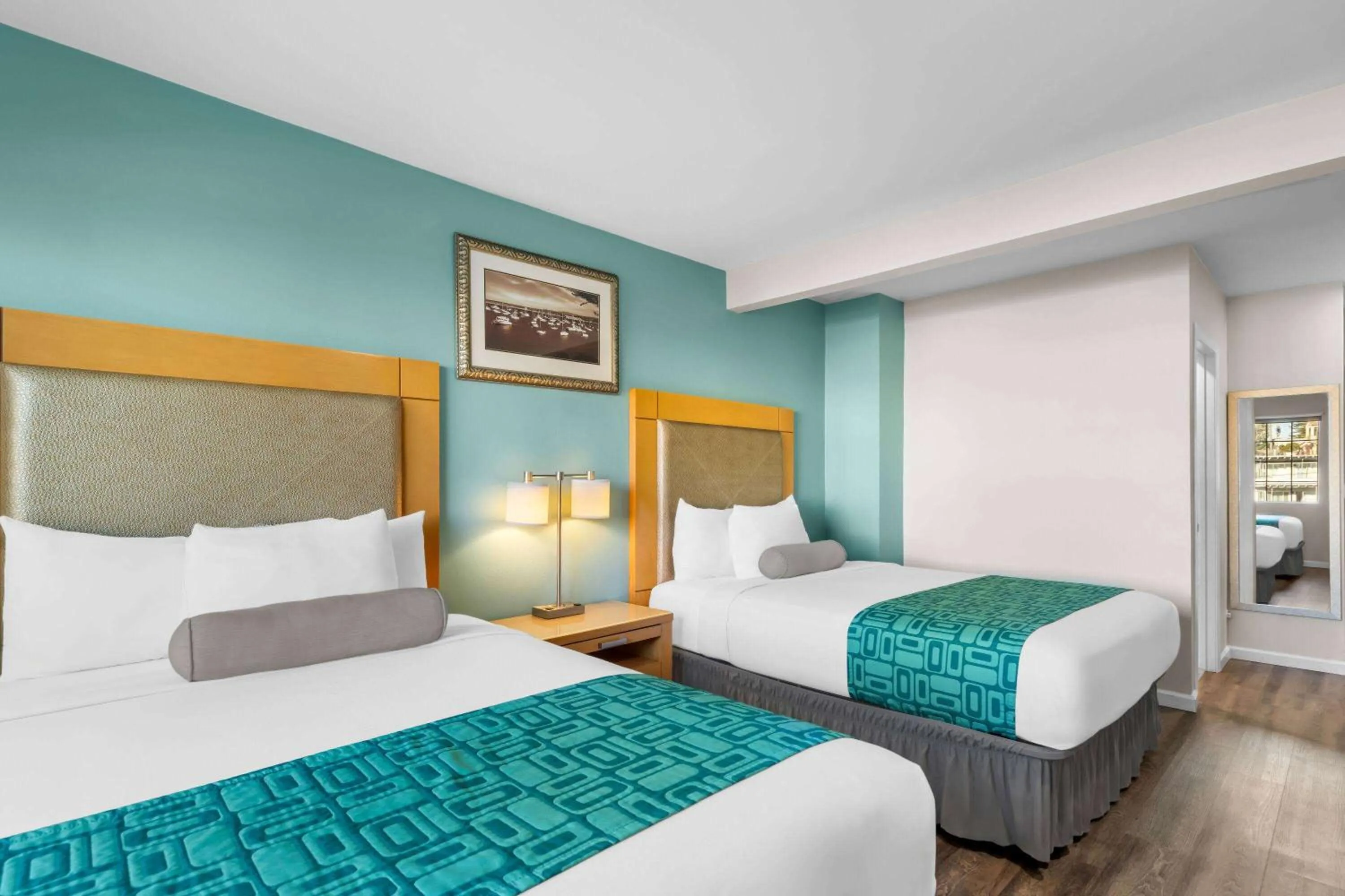 Photo of the whole room, Bed in Howard Johnson by Wyndham Santa Cruz