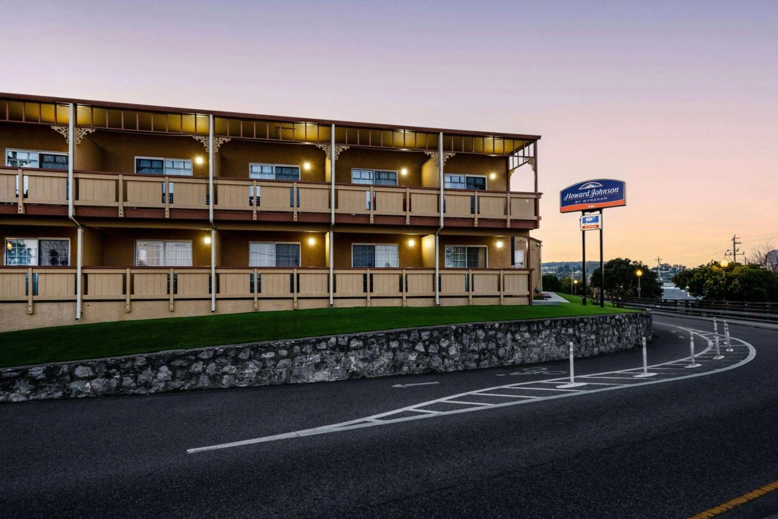 Property building in Howard Johnson by Wyndham Santa Cruz