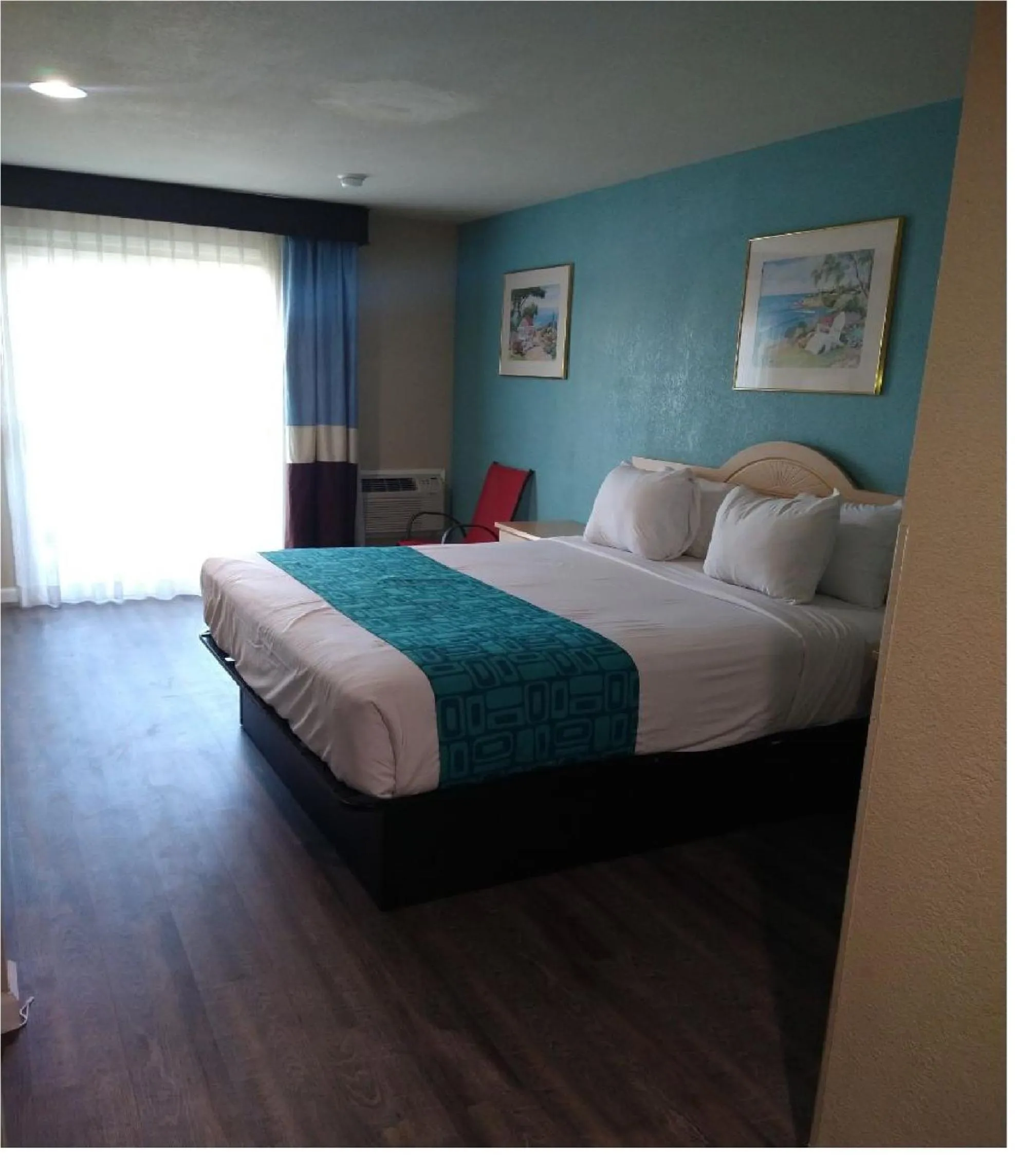 Bed in Howard Johnson by Wyndham Santa Cruz