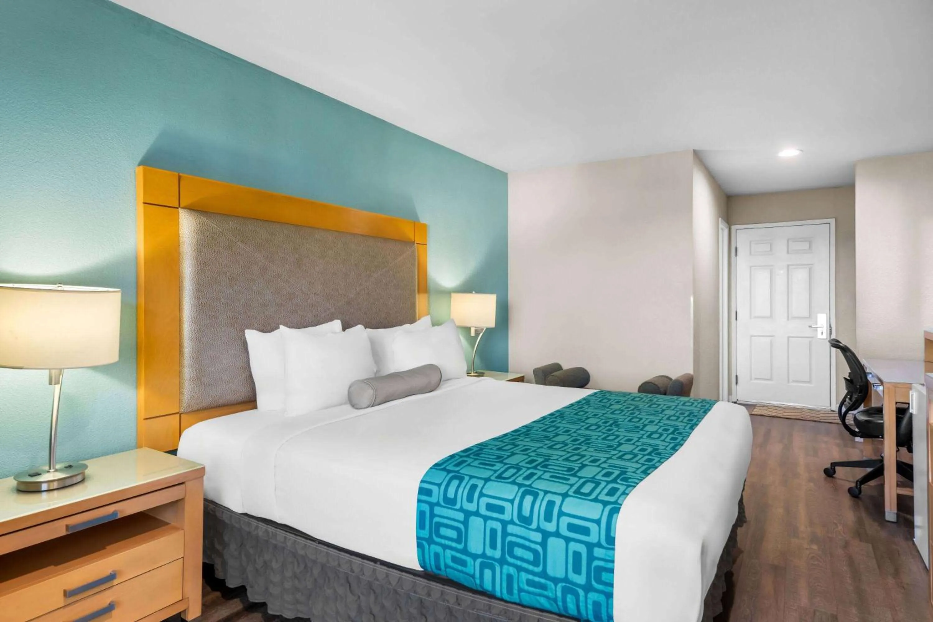 Bed in Howard Johnson by Wyndham Santa Cruz