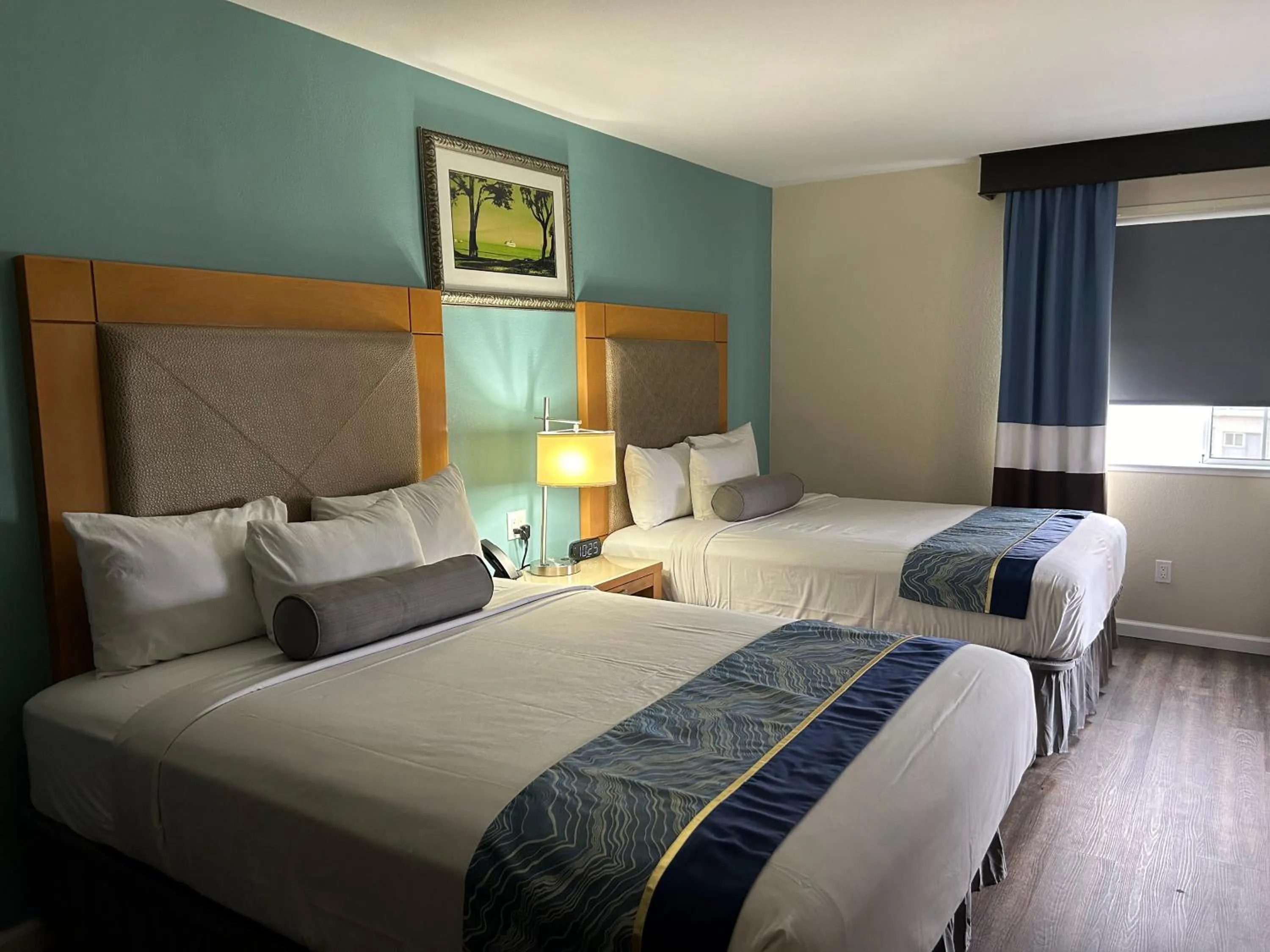 Photo of the whole room, Bed in Howard Johnson by Wyndham Santa Cruz
