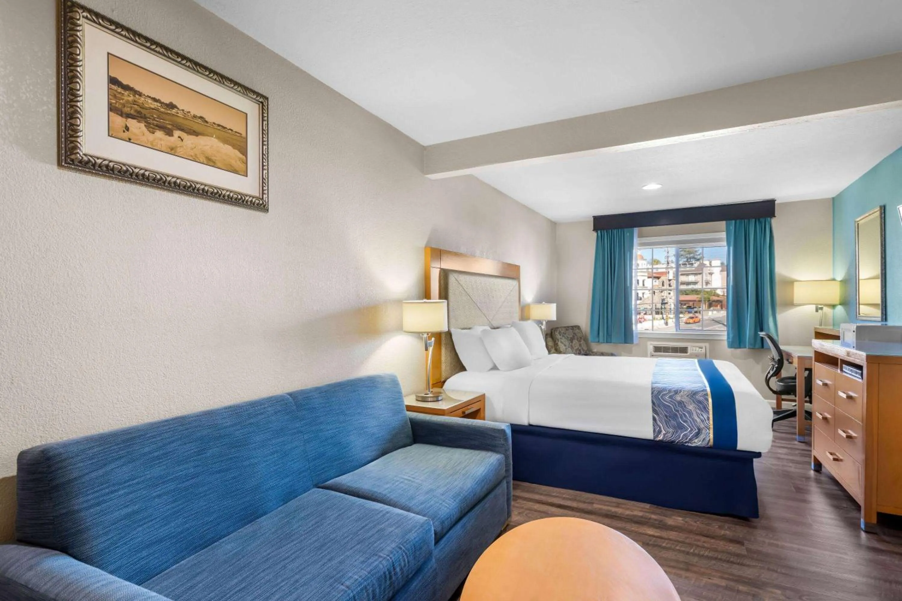 Photo of the whole room, Bed in Howard Johnson by Wyndham Santa Cruz