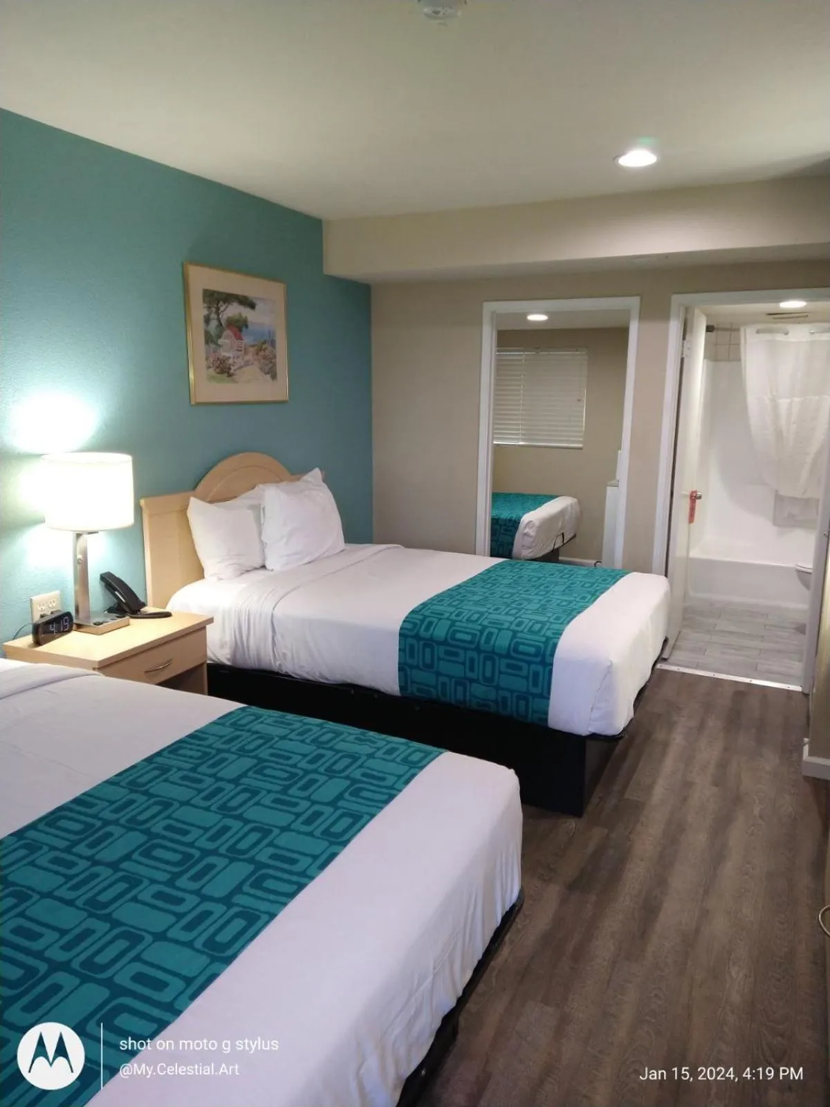 Shower, Bed in Howard Johnson by Wyndham Santa Cruz