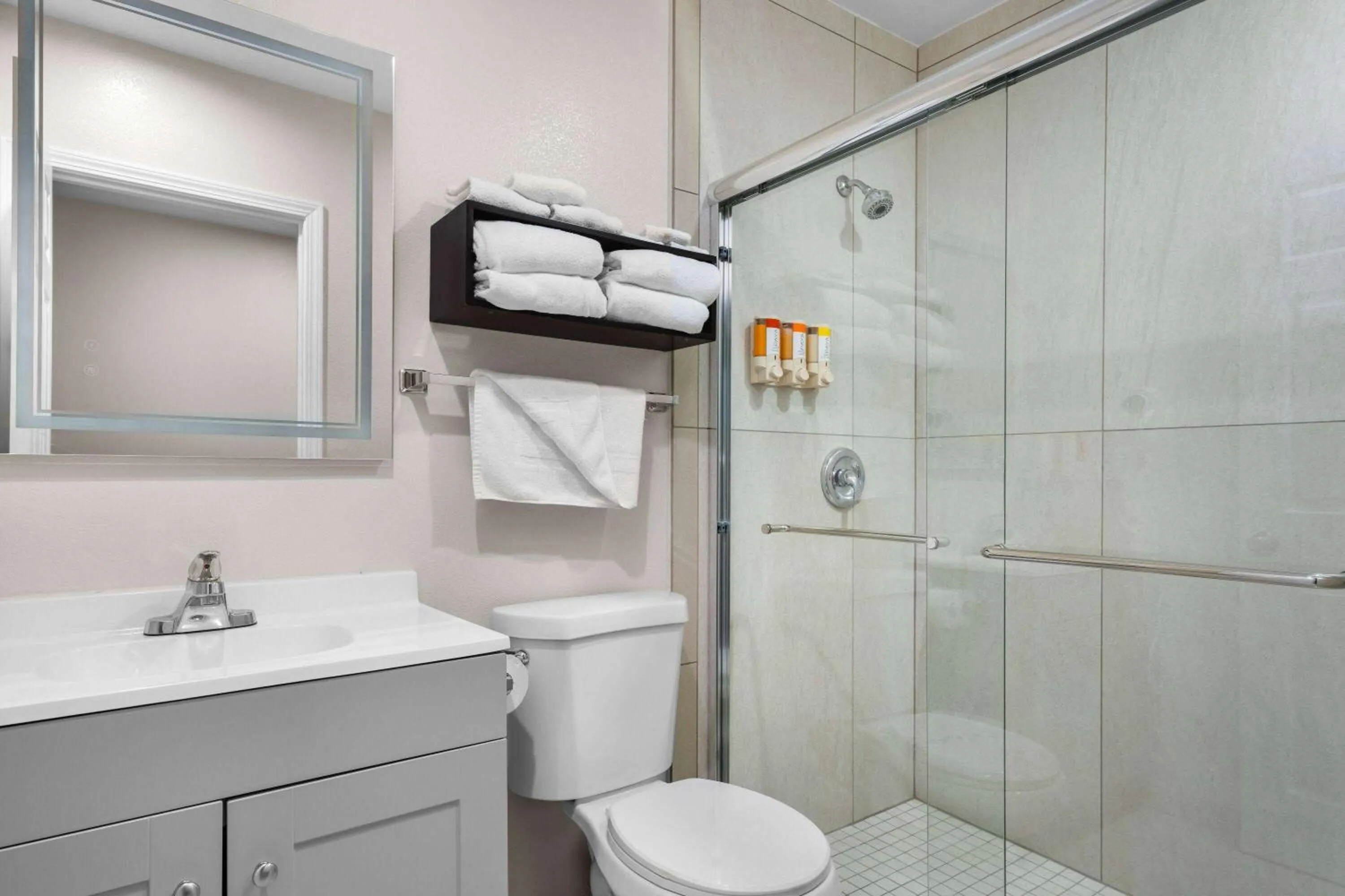 Bathroom in Howard Johnson by Wyndham Santa Cruz