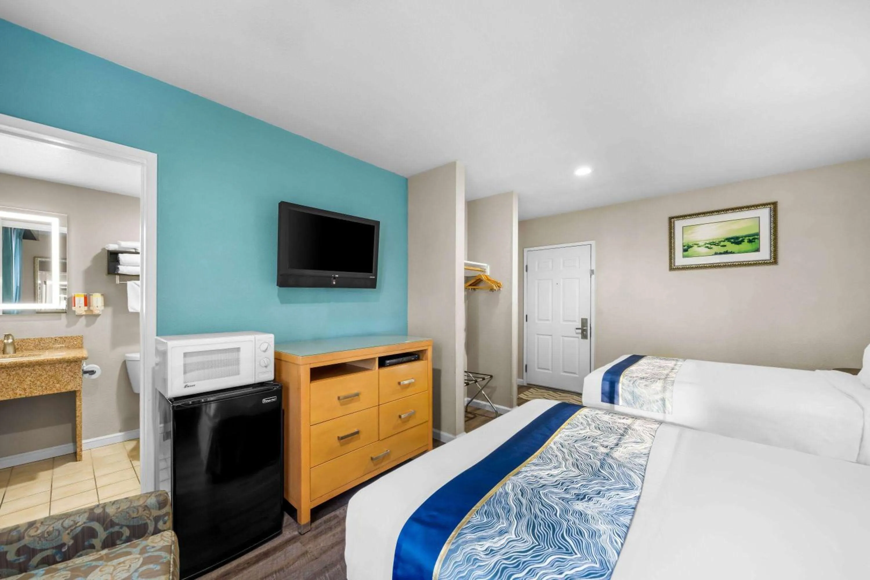 Bed in Howard Johnson by Wyndham Santa Cruz