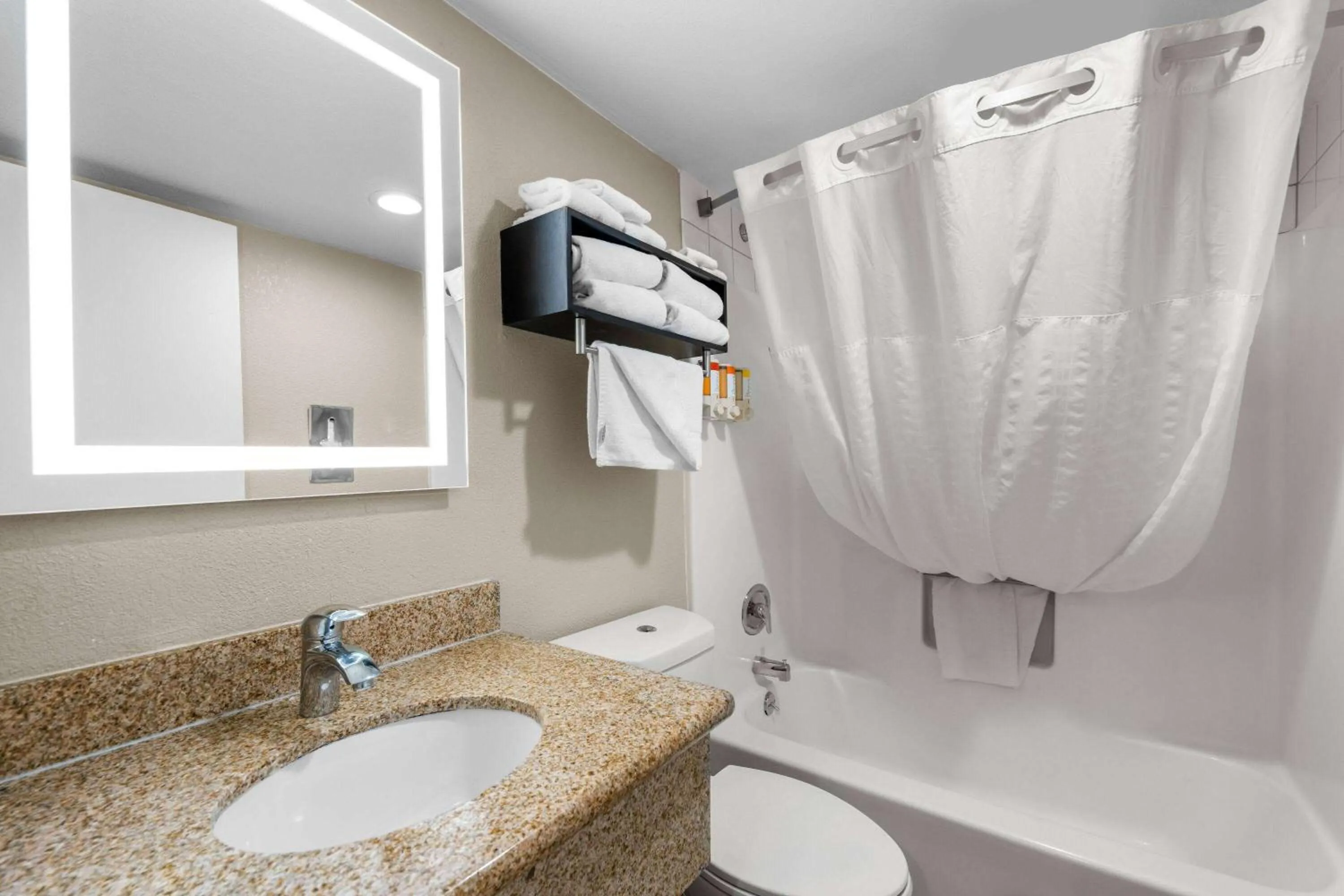 Bathroom in Howard Johnson by Wyndham Santa Cruz