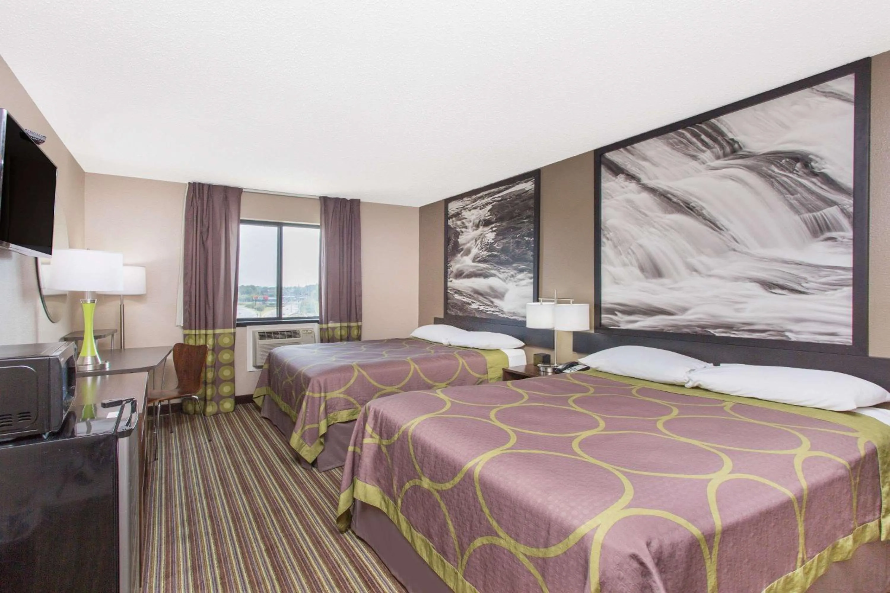 Photo of the whole room, Bed in Super 8 by Wyndham Columbus Airport