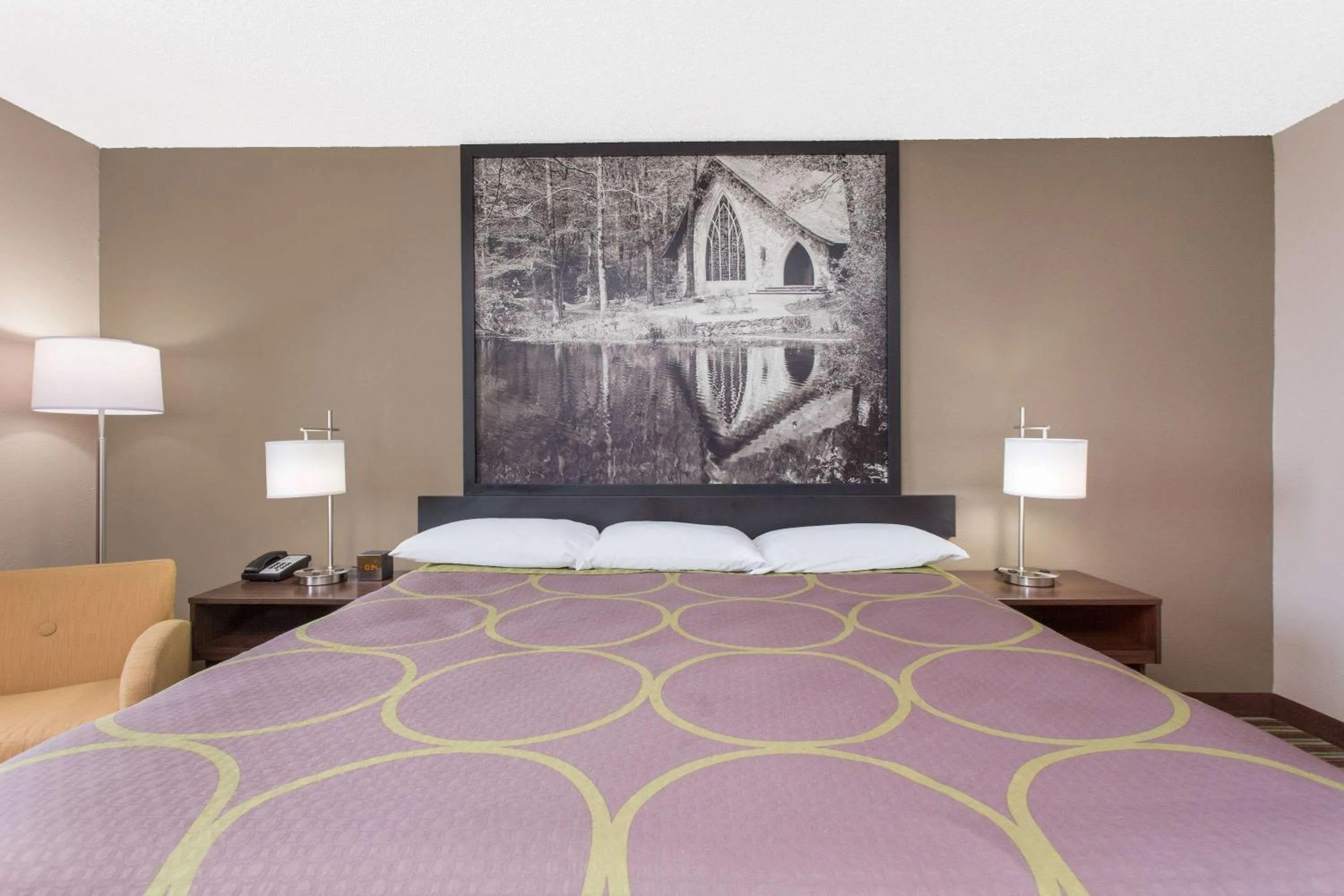 Photo of the whole room, Bed in Super 8 by Wyndham Columbus Airport