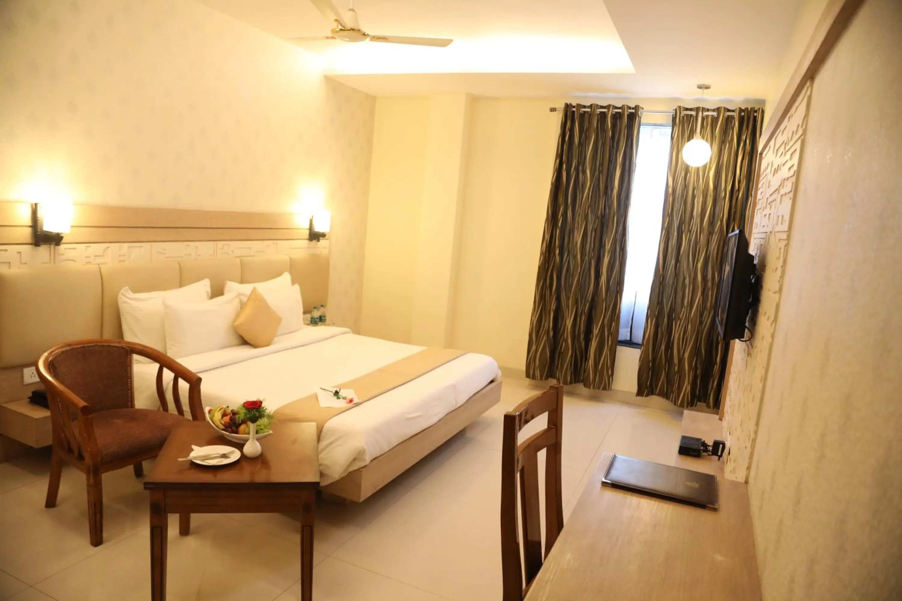 Bed in Hotel Kanha’s Palm Springs