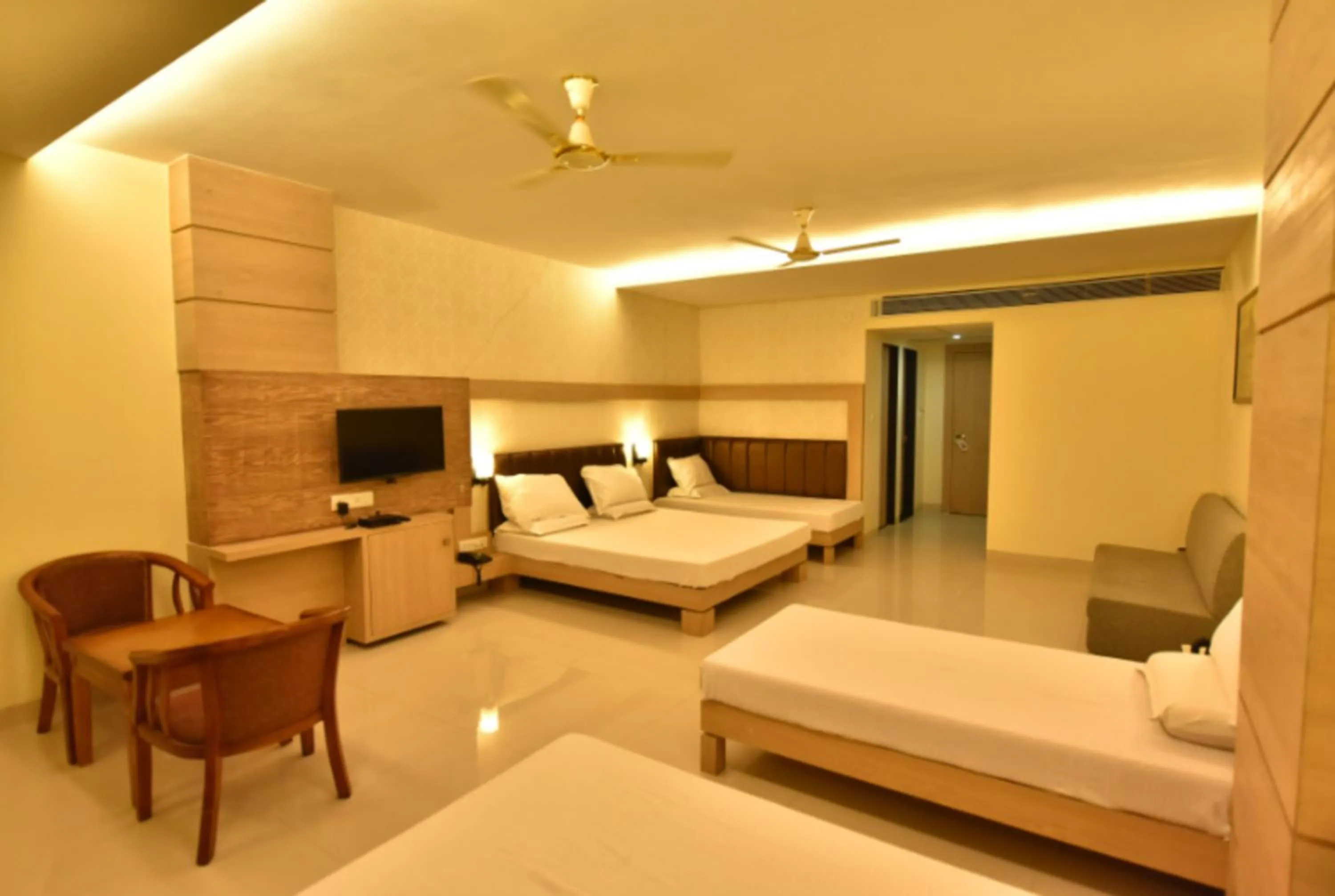 Bed in Hotel Kanha’s Palm Springs