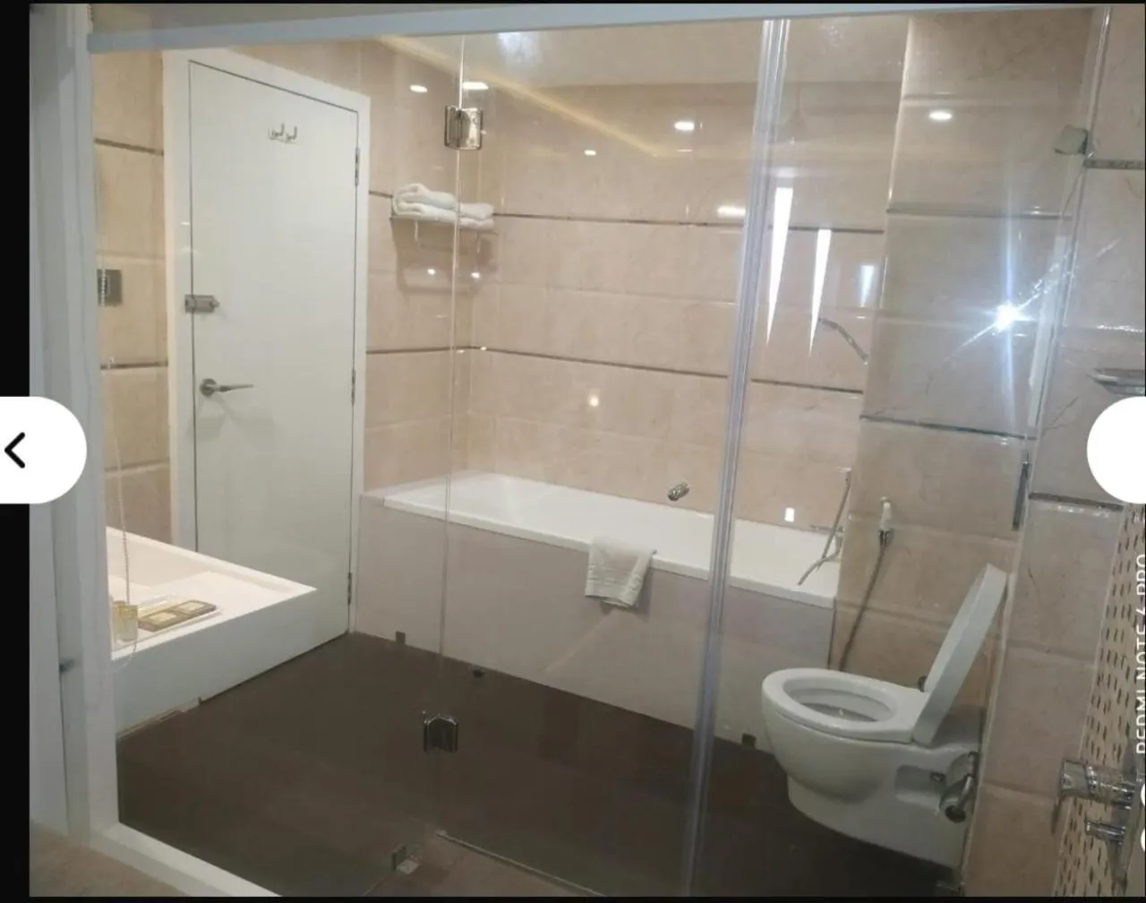 Toilet in Hotel Kanha’s Palm Springs